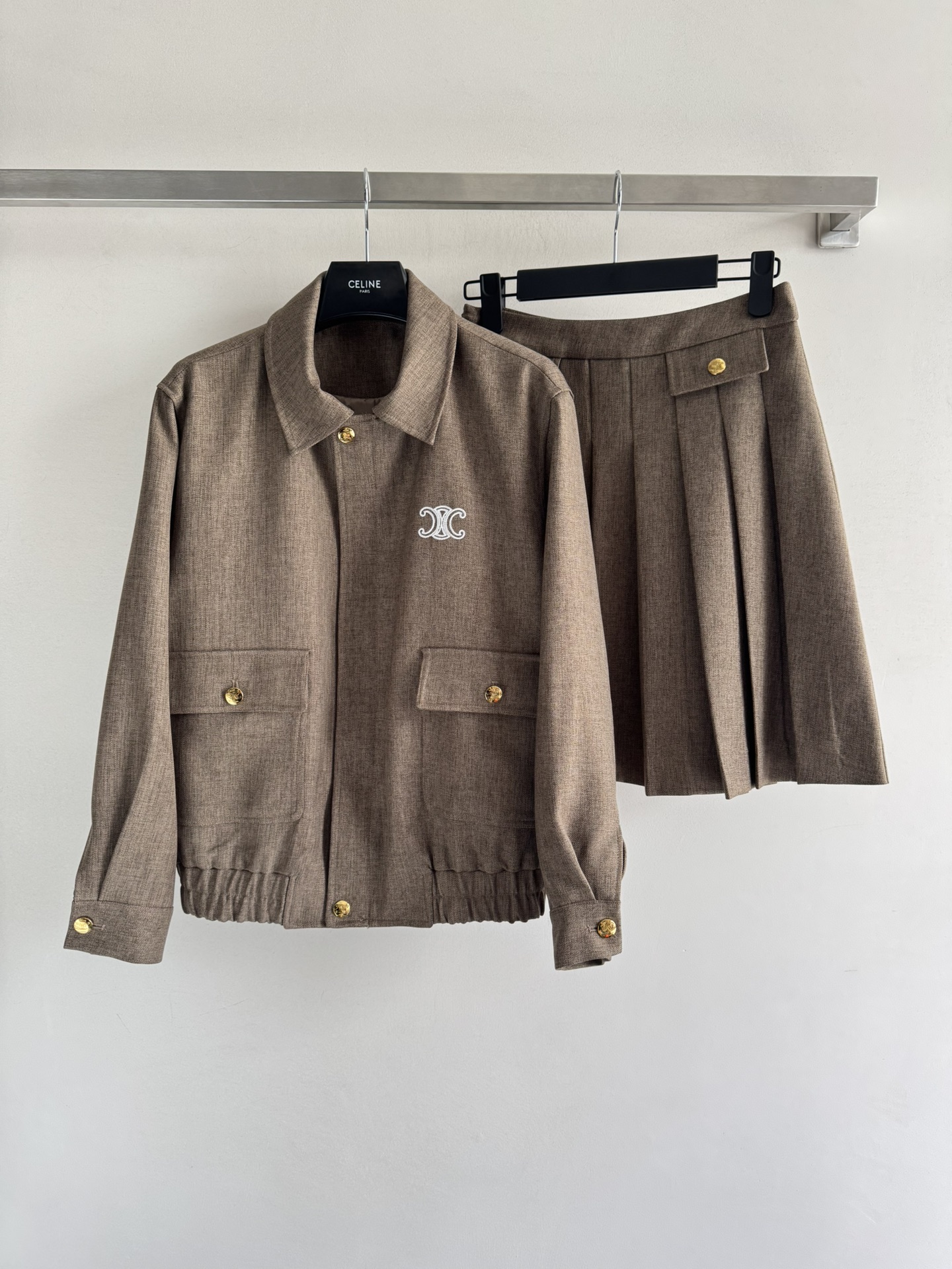 NO:562150,CELIN*25 new jacket, pleated skirt suit, embroidered Arc de Triomphe logo on the jacket chest, adding to the recognition. The overall shape is crisp and neat, creating a refined and fashionable sense. The pleated design of the skirt covers the crotch and makes you look slimmer. Anti-exposure underpants inside, full of security~with logo metal button decoration. An outfit full of relaxation. The upper body is not picky, cool and sweet. A proper and worry-free style~SML,,celine,skirts,jackets &  coats,jackets & coats,alexander wang19860909CELIN*25新款夹克百褶裙套装外套胸前刺绣凯旋门logo点缀 增添辨识度整体版型挺括利落 打造精致时尚既视感半裙压褶设计遮胯显瘦 内里防走光衬裤 安全感拉满～搭配logo金属纽扣装饰 一套穿搭满满的松弛感 上身不挑人上身又酷又甜 妥妥的穿搭省心款～SML,,celine,skirts,jackets & coats,jackets & coats,alexander wang,Women's clothing