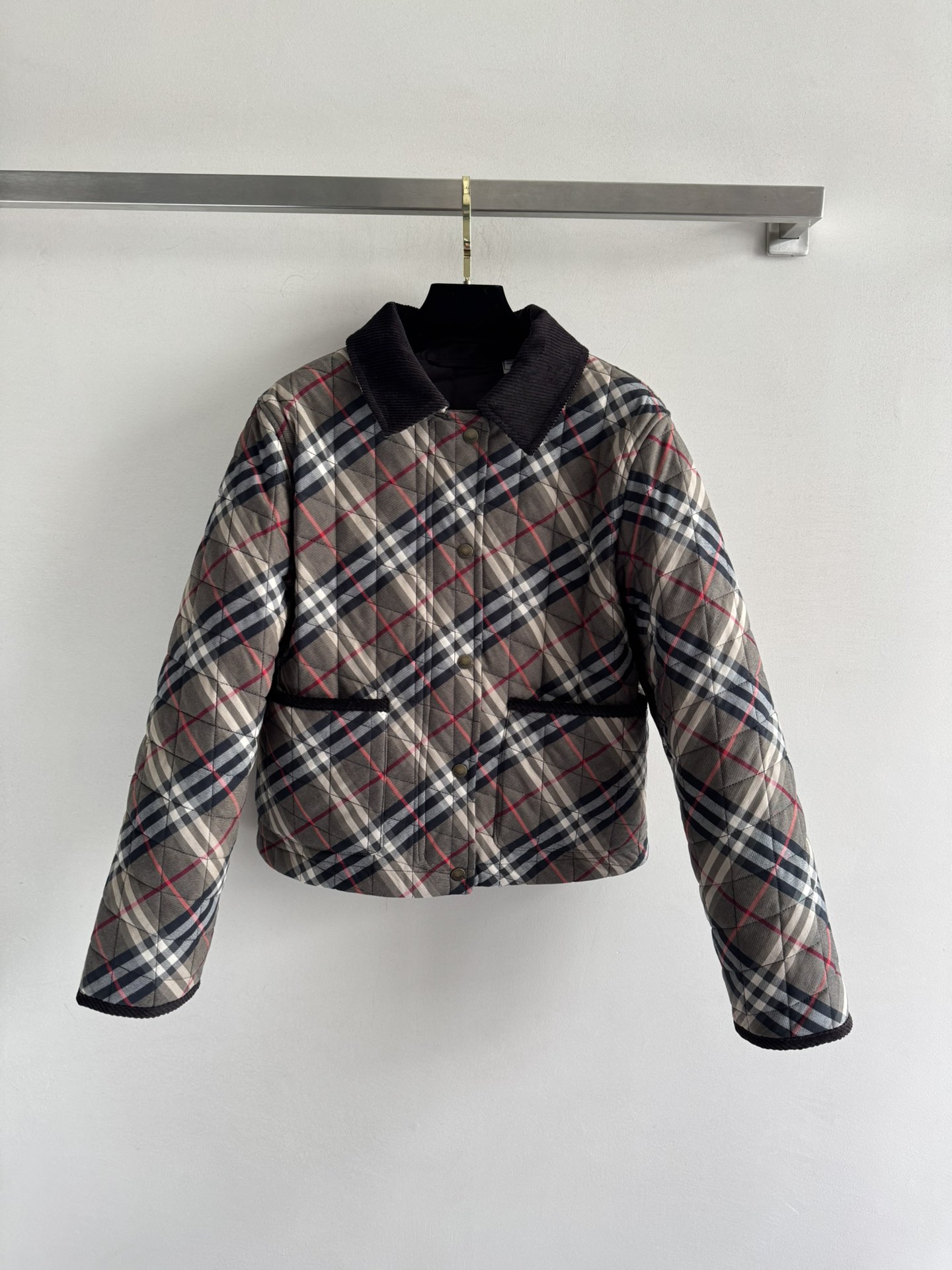 NO:562174,Burberr*25FW new classic brown tone plaid cotton jacket, short silhouette!! The short plaid quilted cotton jacket is a combination of the brand's classic plaid and practical functions, combining British elegance and outdoor functionality. The fabric is made of cotton twill material, durable and retains the brand heritage. The lining pocket equestrian knight logo low-key highlights the identity and echoes the brand's long equestrian cultural tradition. The corduroy collar adds a retro texture while improving neck comfort. Short version  Neat and proportional, suitable for matching with high-waisted bottoms or layering. Multifunctional side pockets + zipper/snap button closure, taking into account practicality and simple lines. The production in the Yorkshire, England, workshop emphasizes handmade quality, and the filled polyester fiber ensures lightness and warmth, suitable for early spring or late autumn. SML,, burberry, jackets & coats, jackets &   coats,alexander wang19860909Burberr*25FW新款 经典棕调格纹棉服外套 短款廓形!!短款格纹绗缝棉服夹克是品牌经典格纹与实用功能的结合,兼具英伦优雅和户外机能感,面料棉质斜纹材质,耐用且保留品牌heritage 内衬口袋马术骑士徽标,低调彰显身份,呼应品牌悠久的马术文化传统.灯芯绒衣领增添复古质感,同时提升颈部舒适度.短款版型 利落显比例,适合搭配高腰下装或叠穿.多功能口袋侧边贴袋+拉链/按扣开合,兼顾实用性与线条简洁感.英格兰约克郡工坊制作强调手工品质,填充聚酯纤维保证轻暖,适合初春或深秋穿着.SML,,burberry,jackets & coats,jackets & coats,alexander wang,Women's clothing