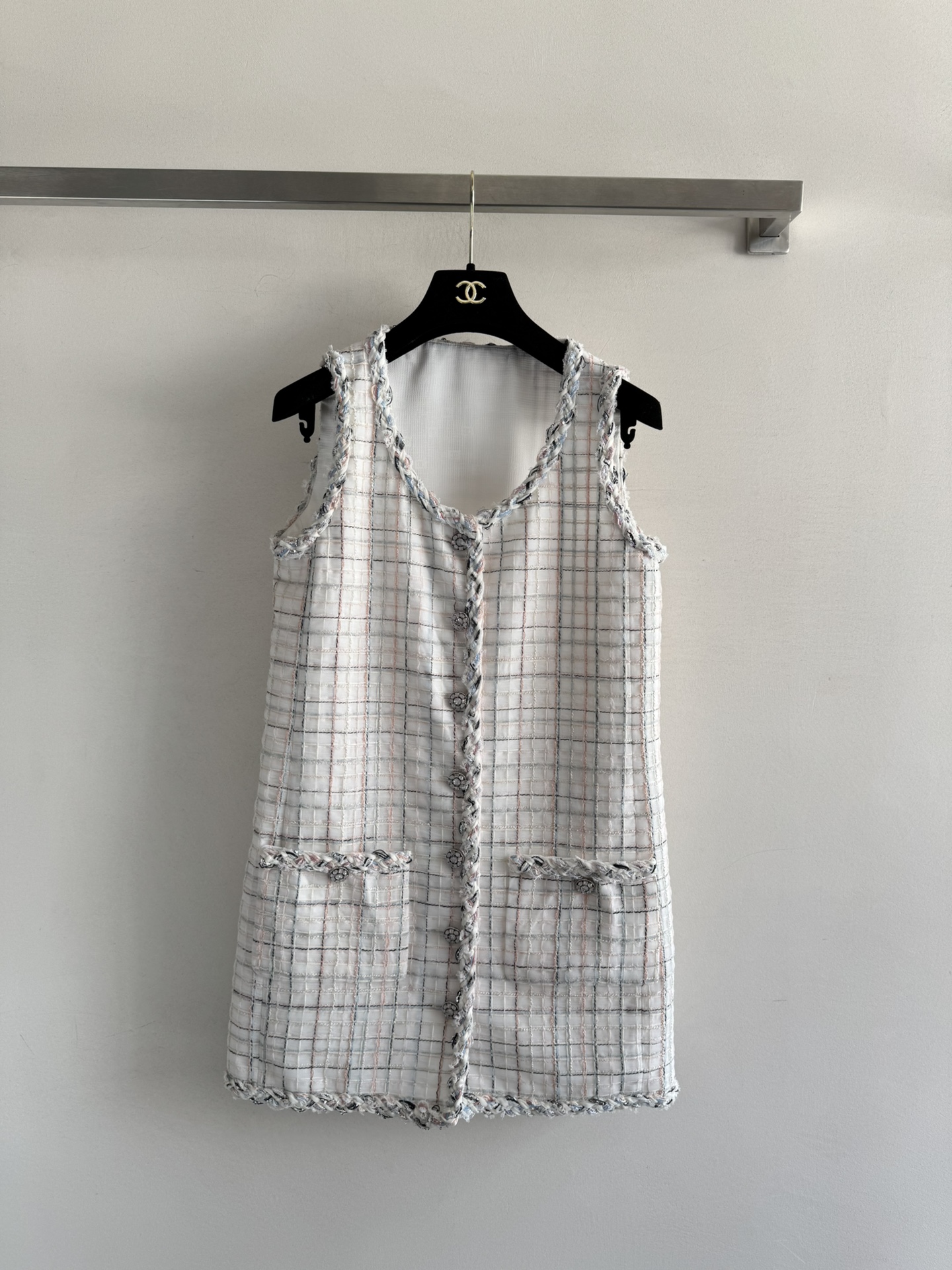 NO:562168,Chane*25 early autumn white mixed color plaid tweed dress, sleeveless vest dress cut, white pastel yarn weaving, exquisite high-end design. Exquisite glazed buckles embellish the details. The upper body shows the proportion of the body, and it looks good when layered. The twist roll decoration on the skirt is super exquisite. It can be worn for dinners, exhibitions, and daily life. It is a must-have white, rich and beautiful high-end item for the autumn and winter wardrobe~SML,,chanel,skirts,alexander wang19860909Chane*25早秋白色混色格纹粗花呢连衣裙 无袖马甲连衣裙剪裁 白色淡彩纱线编织,细腻高级计.精致琉璃扣点缀细节满分 上身显身材比例,叠穿也好看裙摆麻花卷装饰超精致,不管是晚宴、看展、日常都能穿,秋冬衣柜必备白富美高级感单品~SML,,chanel,skirts,alexander wang,Women's clothing
