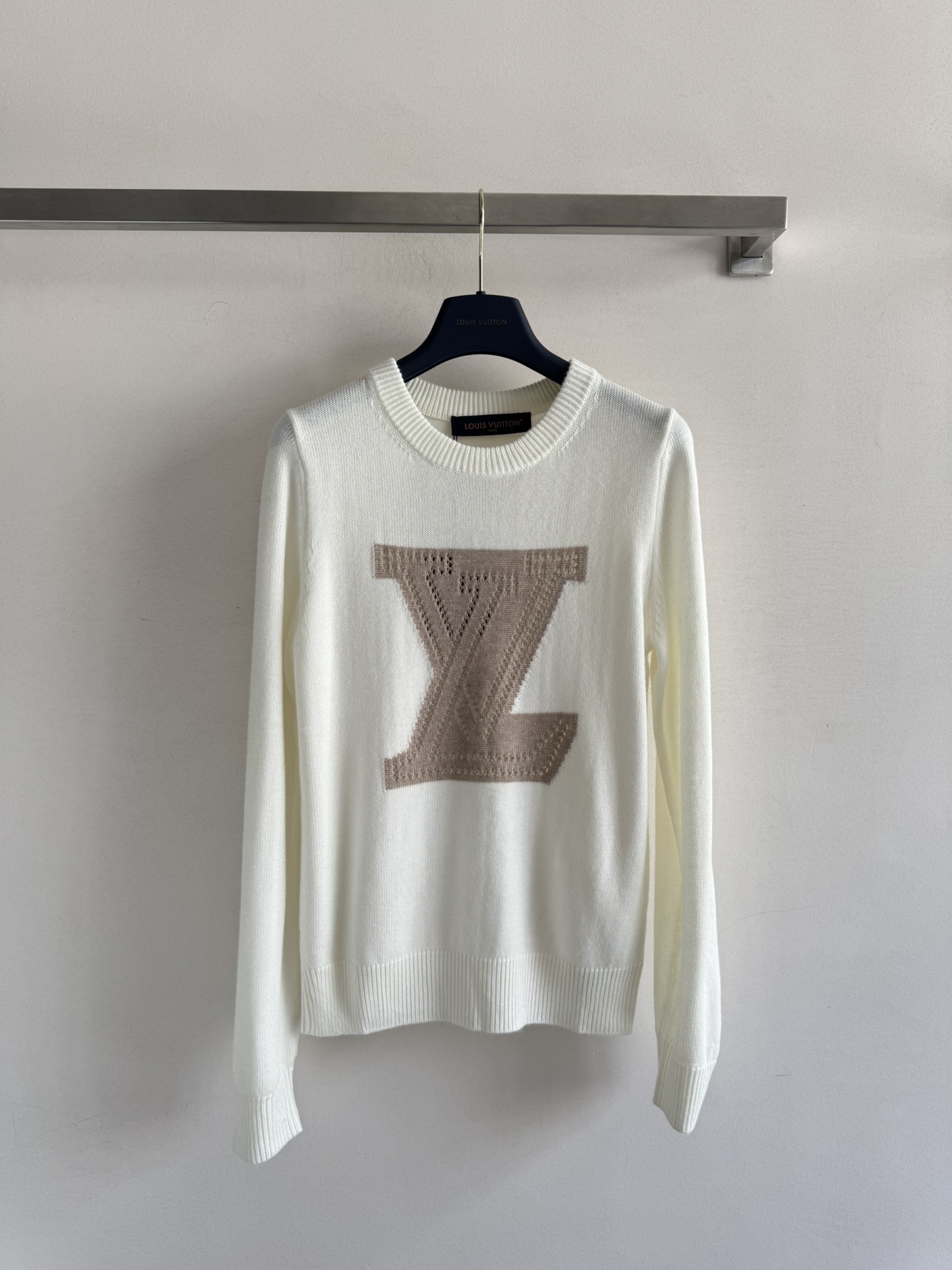 NO:563181,LouisVuttn*25FW new pullover sweater with LOGO printed hollow decoration on the chest. The round neck is simple and versatile, the texture is soft and comfortable, the texture is full and delicate, and the upper body shows a gentle temperament. The regular version is comfortable and unrestricted on the upper body, and can be worn for daily commuting!  3 colors SML,,louis vuitton,alexander wang19860909LouisVuttn*25FW新款套头针织衫 胸前LOGO印花镂空装饰 圆领简洁百搭,质感柔软舒适,织面饱满细腻上身显温柔气质 常规版型上身自在无束缚,日常百搭通勤都可穿！3色SML,,louis vuitton,alexander wang,Women's clothing