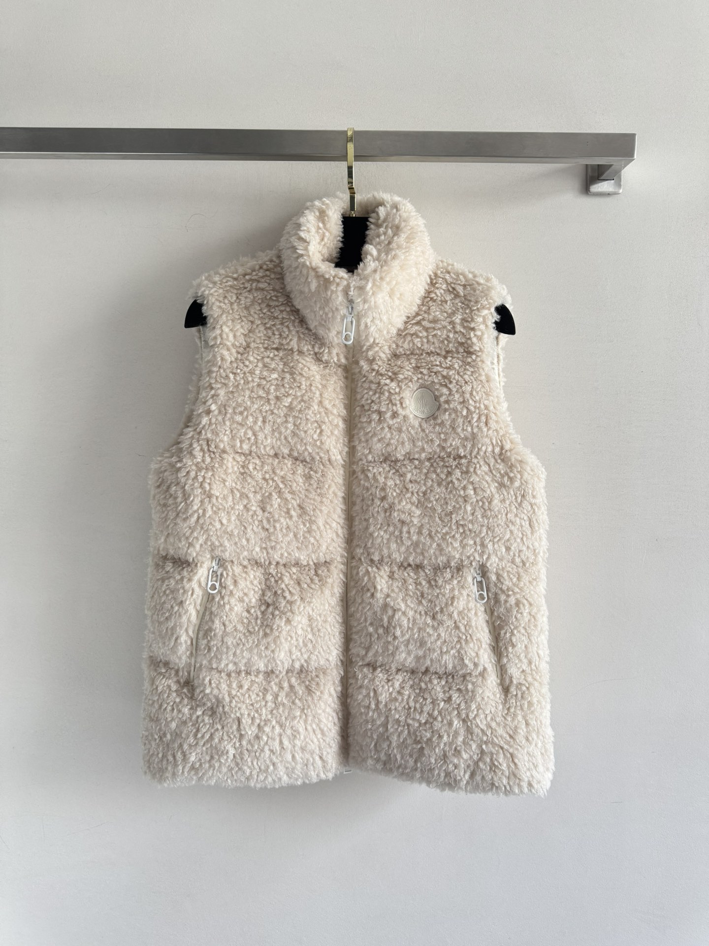 NO:563155,Comes with a dust bag. Moncle*FW's new down spliced ​​lamb hair vest jacket has a regular fit with a stand-up collar and spliced ​​lamb hair design. It is fluffy, soft and comfortable. It is classic and timeless!  90 goose down is full of velvet and light. The upper body effect is very beautiful and versatile. Two colors!  SML,,jackets & coats,down jacket,alexander wang19860909配防尘袋Moncle*FW新款羽绒拼接羊羔毛马甲外套, 立领常规版型 拼接羊羔毛设计, 蓬蓬柔软的很舒服 经典不过时！90鹅绒 充绒饱满又轻盈.上身效果非常好看百搭 两个颜色！SML,,jackets & coats,down jacket,alexander wang,Women's clothing