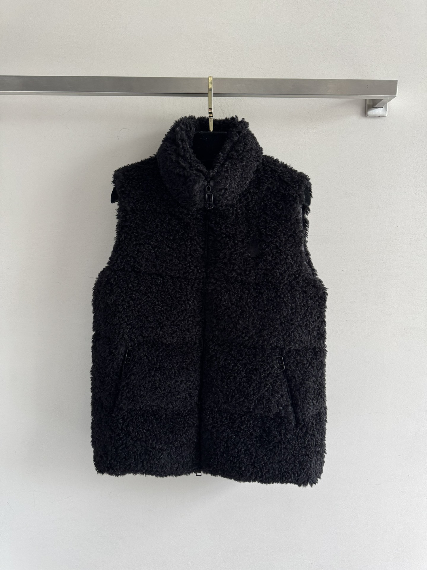 NO:563165,Comes with a dust bag. Moncle*FW's new down spliced ​​lamb hair vest jacket has a regular fit with a stand-up collar and spliced ​​lamb hair design. It is fluffy, soft and comfortable. It is classic and timeless!  90 goose down is full of velvet and light. The upper body effect is very beautiful and versatile. Two colors!  SML,,jackets & coats,down jacket,alexander wang19860909配防尘袋Moncle*FW新款羽绒拼接羊羔毛马甲外套, 立领常规版型 拼接羊羔毛设计, 蓬蓬柔软的很舒服 经典不过时！90鹅绒 充绒饱满又轻盈.上身效果非常好看百搭 两个颜色！SML,,jackets & coats,down jacket,alexander wang,Women's clothing
