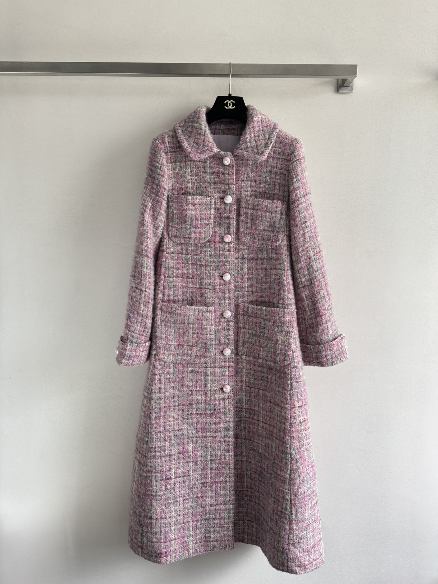NO:563170,Chane*25B pink and purple plaid woolen coat, classic small style and exquisite one-row buttons. Gray and pink mixed color weaving, high-end and beautiful colors combined with delicate and soft fabrics, super warm for autumn and winter. Long tailoring + lapel four-pocket decoration, ladylike temperament, skirt slit design, more convenient for movement, goes well with high heels or boots, it looks so good~SML,,chanel,boots,high heels,skirts,alexander wang19860909Chane*25B粉紫格纹毛呢大衣,经典小香风精致一排扣点缀 灰粉混色编织,好高级美丽的颜色结合面料细腻柔软,秋冬穿超保暖计.长款剪裁+翻领四口袋装饰 名媛气质,裙摆开叉设计,活动更方便,搭配高跟鞋或靴子都很出彩,简直太好看啦～SML,,chanel,boots,high heels,skirts,alexander wang,Women's clothing