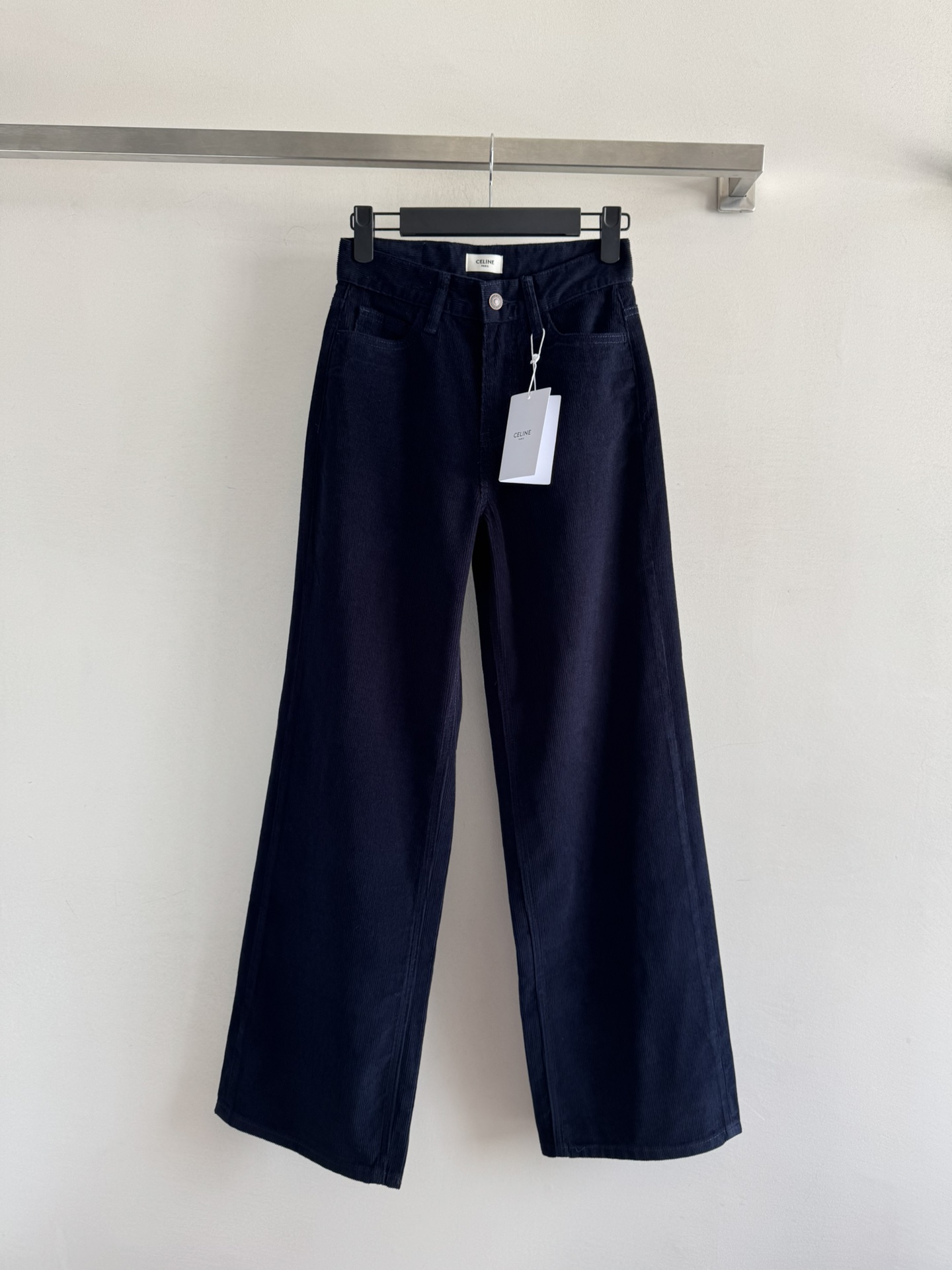 NO:564391,CELIN*25FW new corduroy straight pants!  Minimalist design in autumn and winter. Lazy and casual high-end items are simple yet fashionable. They are versatile and not picky. You can feel the full retro trend in an instant, and they are super slim and tall!  Whether it is for daily outings or office wear, you can easily manage it. SML,,celine,alexander wang19860909CELIN*25FW新款灯芯绒直筒裤！秋冬极简主义设计 慵懒随性的高级单品简约又不失时尚感,百搭不挑人,瞬间就能感受到满满的复古潮流气息,而且超级显瘦显高哦！无论是日常出街还是办公室穿搭,都能轻松驾驭. SML,,celine,alexander wang,Women's clothing