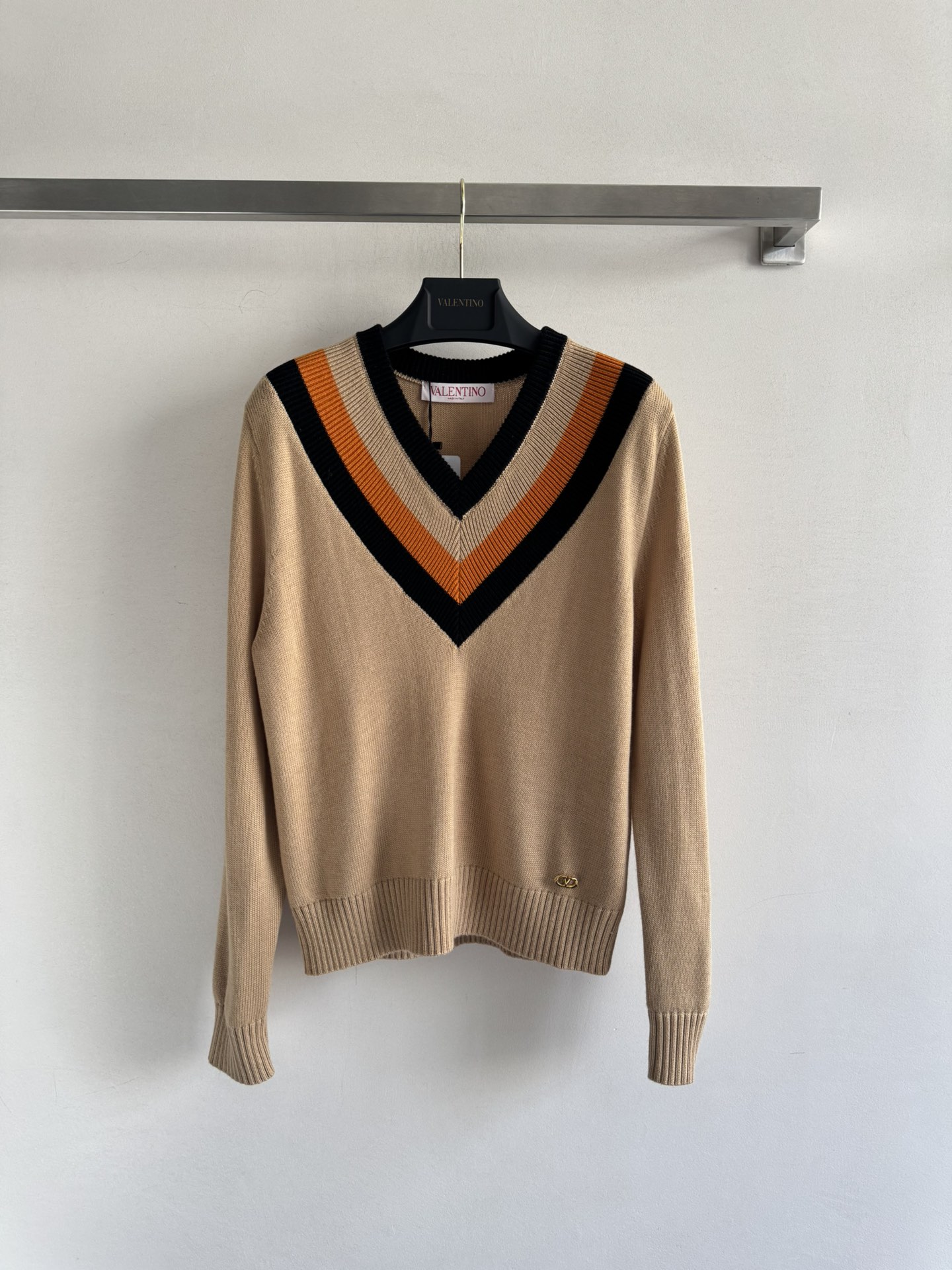 Valentino Gebreide Trui met V-Hals en Logo - Stijlvol en Comfortabel