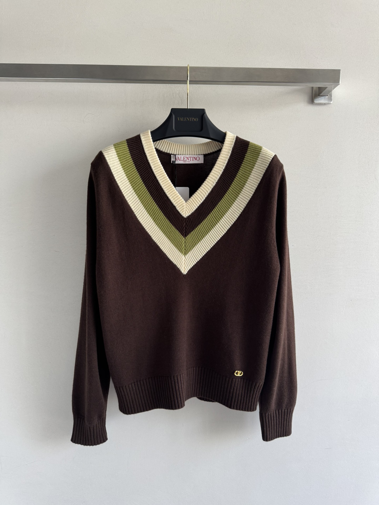 Pull Valentino en Tricot à Col V et Logo Discret - Confort et Élégance