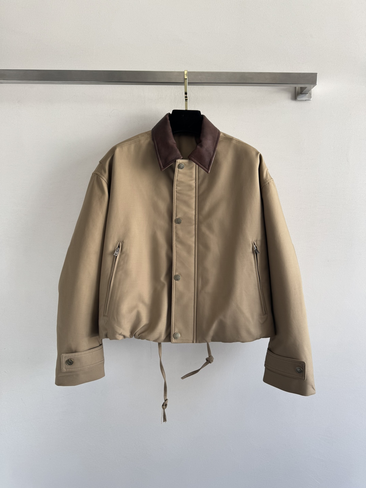 NO:565536,Acne Studio*25FW new leather collar jacket cotton jacket adopts leather collar splicing design and pure cotton fabric. It is soft, comfortable and not bulky. The zipper is embellished with concealed buttons and the brand leather label decoration on the back. It has a strong sense of detail. The regular version is not picky about the body shape. It perfectly displays a cool and versatile outfit that can be easily worn with jeans. It is casual and fashionable!  Add a touch of trend to your autumn and winter look. Cool and sassy SML,,acne studios,dior,jeans,jackets & coats,jackets & coats,alexander wang19860909Acne Studio*25FW新款皮领夹克棉服外套采用皮领拼接设计搭配纯棉面料,柔软舒适又不臃肿,拉链暗扣点缀 背后品牌皮标装饰 细节感很强常规版型不挑身材穿搭,完美展现酷帅又百搭的穿搭随意搭个牛仔裤都能轻松驾驭,休闲时尚大方！给你的秋冬造型增添一丝潮流 又酷又飒SML,,acne studios,dior,jeans,jackets & coats,jackets & coats,alexander wang,Women's clothing