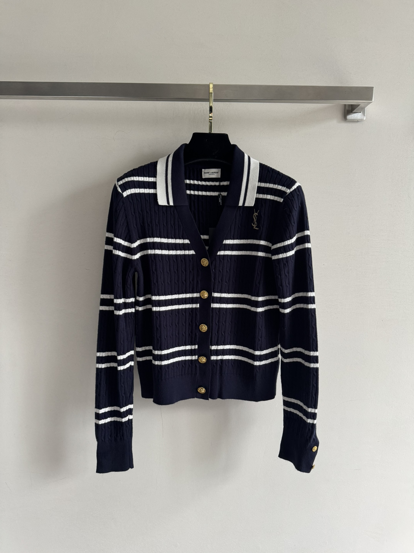 NO:566369,Saint Lauren*25 Autumn and Winter College Style Striped Knitted Cardigan Customized Metal Buttons are Super Exquisite. The timeless color matching is embellished with YSL logo letters on the front chest. It is full of French retro feeling. The fabric is soft and comfortable. The lapel design is age-reducing and elegant. The fit is not bloated. The autumn and winter wardrobe arrangement looks great when layered or layered. The regular version is not picky SML,, saint laurent, saint laurent, alexander wang19860909Saint Lauren*25秋冬学院风条纹针织开衫定制金属纽扣超精致 永不过时的配色前胸刺绣YSL标志字母点缀,法式复古感满满面料柔软舒适,翻领设计减龄又优雅,版型合身不臃肿,秋冬衣橱安排上内搭叠穿都超好看常规版型不挑人啦SML,,saint laurent,saint laurent,alexander wang,Women's clothing