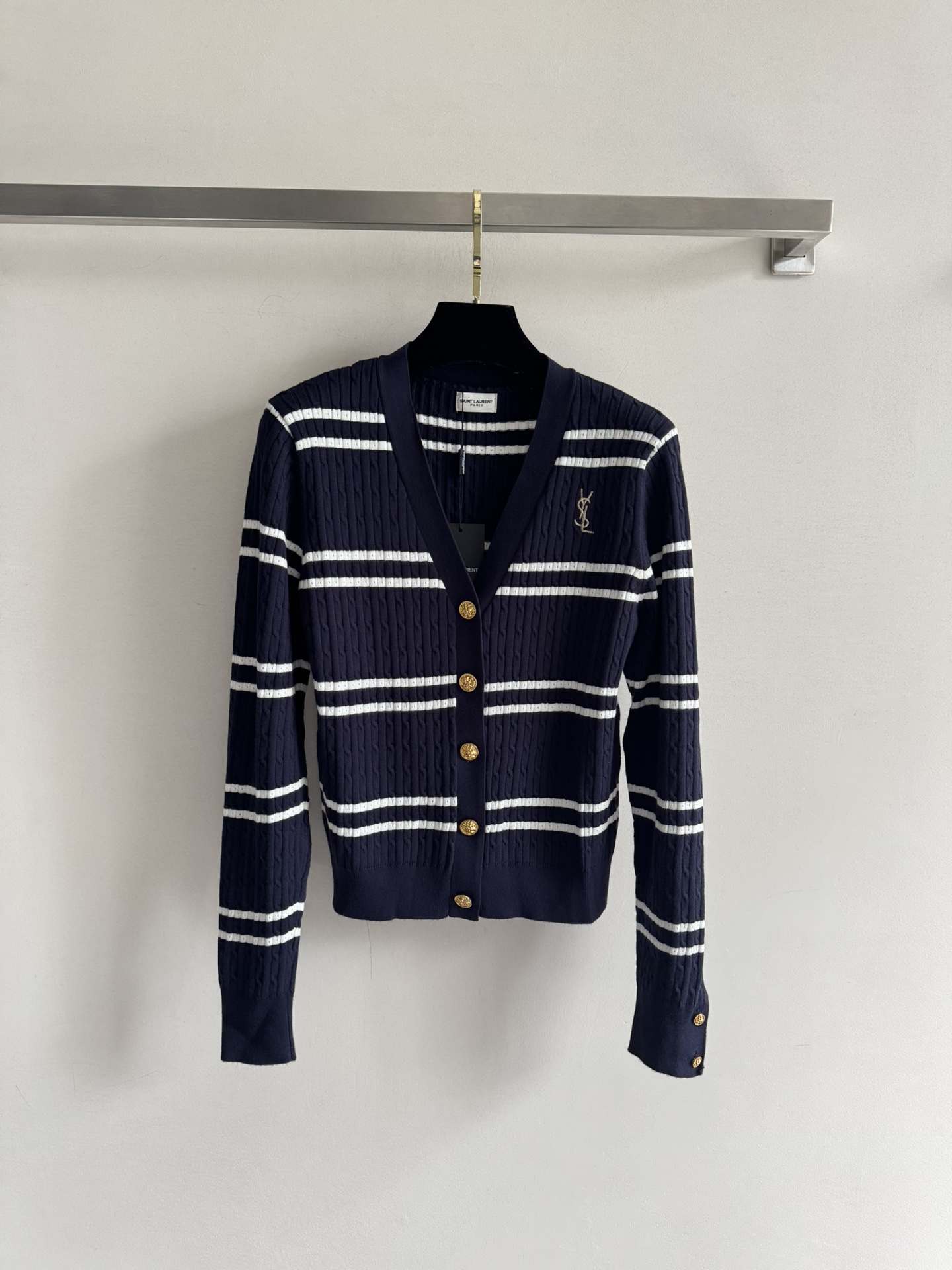 NO:566325,Saint Lauren*25 Autumn and Winter College Style Striped Knitted Cardigan Customized Metal Buttons Super Exquisite Timeless Colors The YSL Logo Letters Are Embroidered on the Chest, Full of French Retro Style19860909Saint Lauren*25秋冬学院风条纹针织开衫定制金属纽扣超精致 永不过时的配色 前胸刺绣YSL标志字母点缀,法式复古感满满面料柔软舒适,V领设计减龄又优雅,版型合身不臃肿,秋冬衣橱安排上内搭叠穿都超好看常规版型不挑人啦SML,,saint laurent,saint laurent,alexander wang,Women's clothing