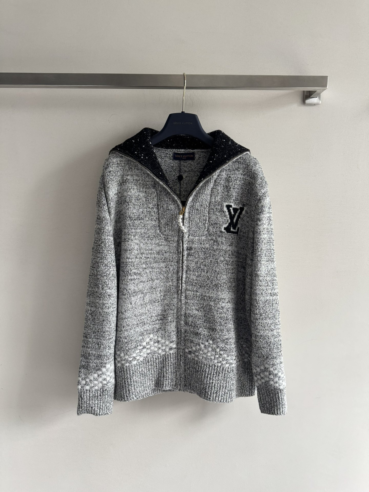 NO:566337,LouisVuttn*25FW new navy collar wool cardigan is carefully made of wool blended fabrics. It is decorated with logo printing on the chest and is decorated with zipper pearls. It is full of sophistication. The printing on the back is eye-catching and has a loose and wide version. It is the same style for men and women. You can mix it with items to create a fashionable look. SML, Louis Vuitton, Alexander Wang19860909LouisVuttn*25FW新款海军领羊毛开衫采用羊毛混纺面料精心制作,胸前logo印花装饰 搭配拉链珍珠点缀 精致感十足 背后印花吸睛好看宽松阔版 男女同款 随意搭配单品打造时髦造型SML,,louis vuitton,alexander wang,Women's clothing