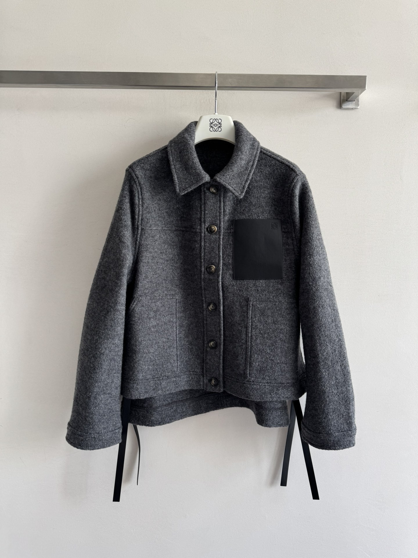 NO:566349,LOEW*25 new autumn and winter woolen lapel work jacket, customized woolen fabric with soft and waxy texture, simple and advanced cut with short front and long back, straps with full details, full of looseness, handmade oil-edged leather strip design on the upper body, amazing!  The classic H version is versatile and fashionable!  Super slim upper body two-color SML,,loewe,jackets & coats,jackets & coats,alexander wang19860909LOEW*25秋冬新款毛呢翻领工装夹克外套,定制羊毛呢面料软糯质感,简约又高级前短后长剪裁,绑带细节感满满,松弛感拉满,手工油边皮条设计上身A爆啦！经典H版型不挑人百搭又时髦！上身超显瘦两色SML,,loewe,jackets & coats,jackets & coats,alexander wang,Women's clothing