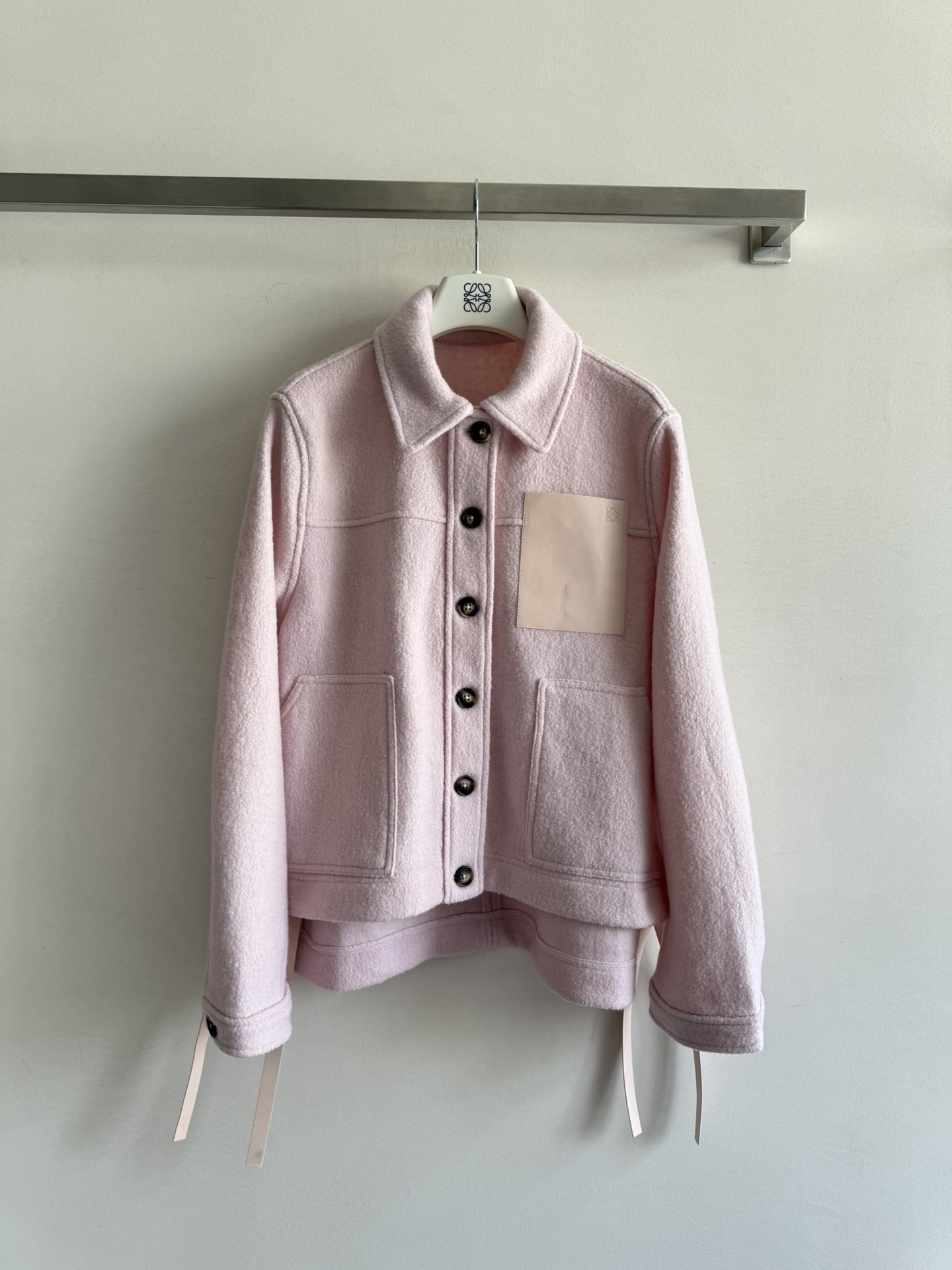 NO:566360,LOEW*25 new autumn and winter woolen lapel work jacket, customized woolen fabric with soft and waxy texture, simple and advanced cut with short front and long back, straps with full details, full of looseness, handmade oil-edged leather strip design on the upper body, amazing!  The classic H version is versatile and fashionable!  Super slim upper body two-color SML,,loewe,jackets & coats,jackets & coats,alexander wang19860909LOEW*25秋冬新款毛呢翻领工装夹克外套,定制羊毛呢面料软糯质感,简约又高级前短后长剪裁,绑带细节感满满,松弛感拉满,手工油边皮条设计上身A爆啦！经典H版型不挑人百搭又时髦！上身超显瘦两色SML,,loewe,jackets & coats,jackets & coats,alexander wang,Women's clothing