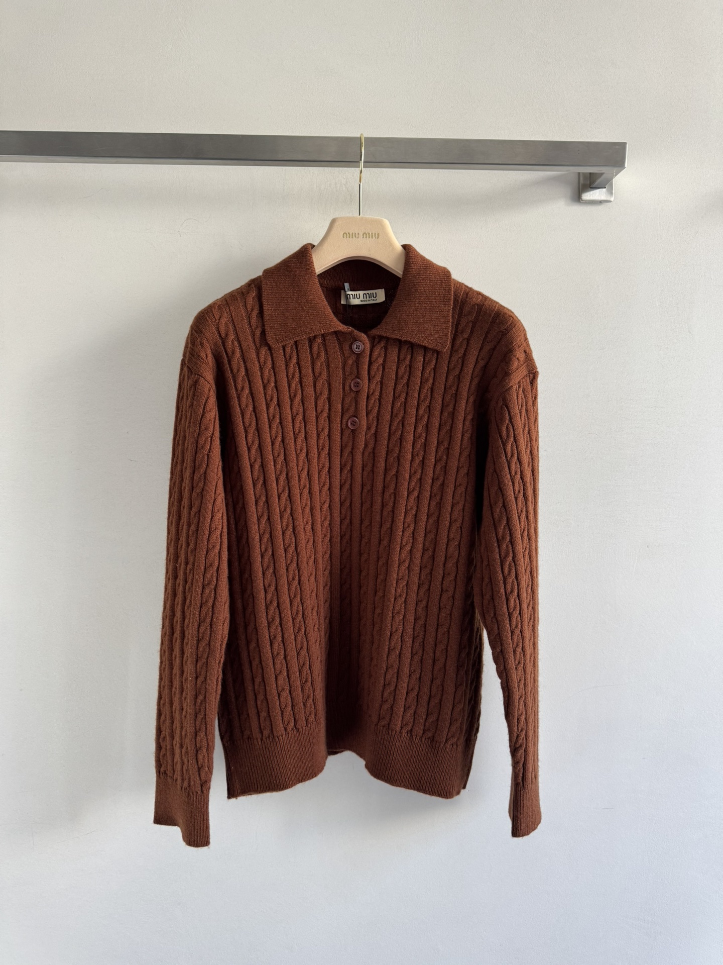 NO:568347,MiuMi*25FW new POLO collar cardigan, minimalist style, iconic embellishment of logo letters on the back, classic and versatile. The texture of the wool fabric is very neic. It is a style for girls who want to reduce their age. It has a college style and a bit of Korean style. It is full of energy. It is easy to match with SML,,miumiu,alexander wang every day.19860909MiuMi*25FW新款POLO领羊毛衫,极简主义风格 背后logo字母标志性点缀,经典百搭 羊毛面料质感很neic 减龄少女系穿搭 穿出学院风 又带点韩系感 元气满满 日常好搭配SML,,miumiu,alexander wang,Women's clothing