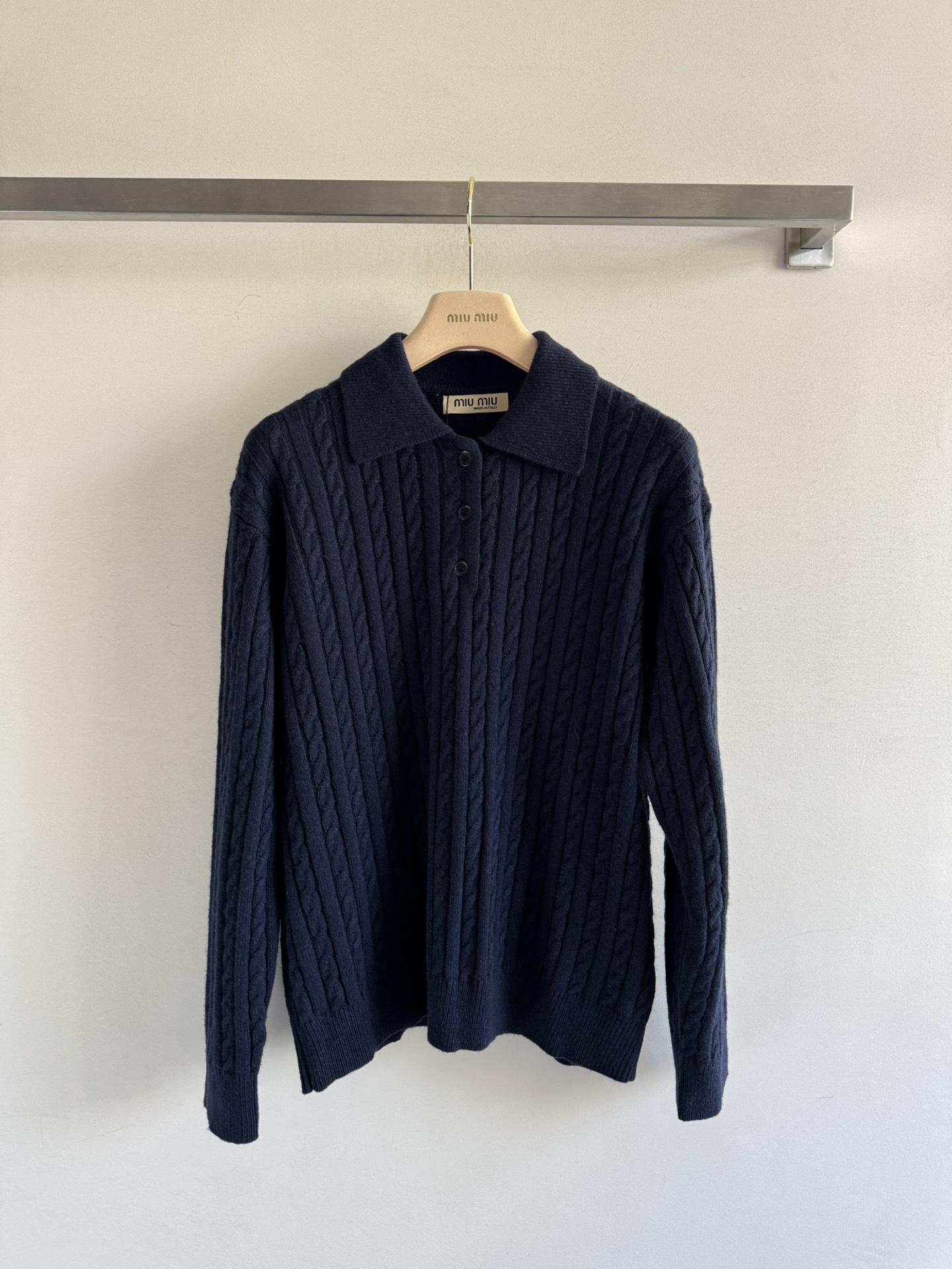 NO:568352,MiuMi*25FW new POLO collar cardigan, minimalist style, iconic embellishment of logo letters on the back, classic and versatile. The wool fabric texture is very neic. It is suitable for girls who want to reduce their age. It has a college style and a little Korean feel. It is full of energy. It is easy to match with every day. SML-,,miumiu,alexander wang19860909MiuMi*25FW新款POLO领羊毛衫,极简主义风格 背后logo字母标志性点缀,经典百搭 羊毛面料质感很neic 减龄少女系穿搭 穿出学院风 又带点韩系感 元气满满 日常好搭配SML-,,miumiu,alexander wang,Women's clothing