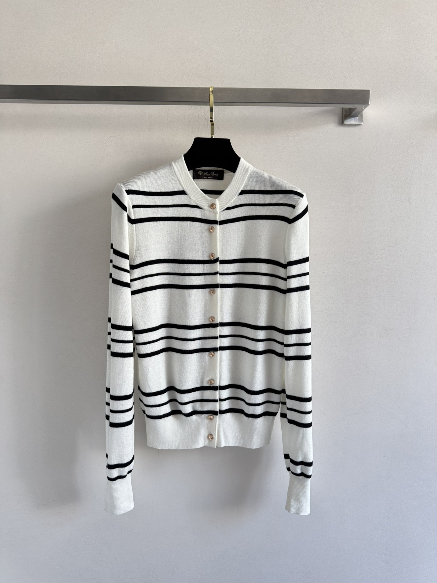 NO:568380,Lor Pian*25 New Autumn and Winter Style Striped Wool Knitted Cardigan Customized Metal Buttons Super Exquisite Timeless Colors Simple, Clean and Versatile Full of Retro Feeling The Fabric is Soft and Comfortable, the Round Neck Design is Temperamental and Elegant, the Fit Fits Not Bulky, the Autumn and Winter Wardrobe Arrangements Look Great When Layered and Layered, The Regular Fit Is Not Picky SML,, alexander wang19860909Lor Pian*25秋冬新款 条纹羊毛针织开衫定制金属纽扣超精致 永不过时的配色 简约干净百搭 复古感满满面料柔软舒适,圆领设计气质又优雅,版型合身不臃肿,秋冬衣橱安排上内搭叠穿都超好看常规版型不挑人SML,,alexander wang,Women's clothing