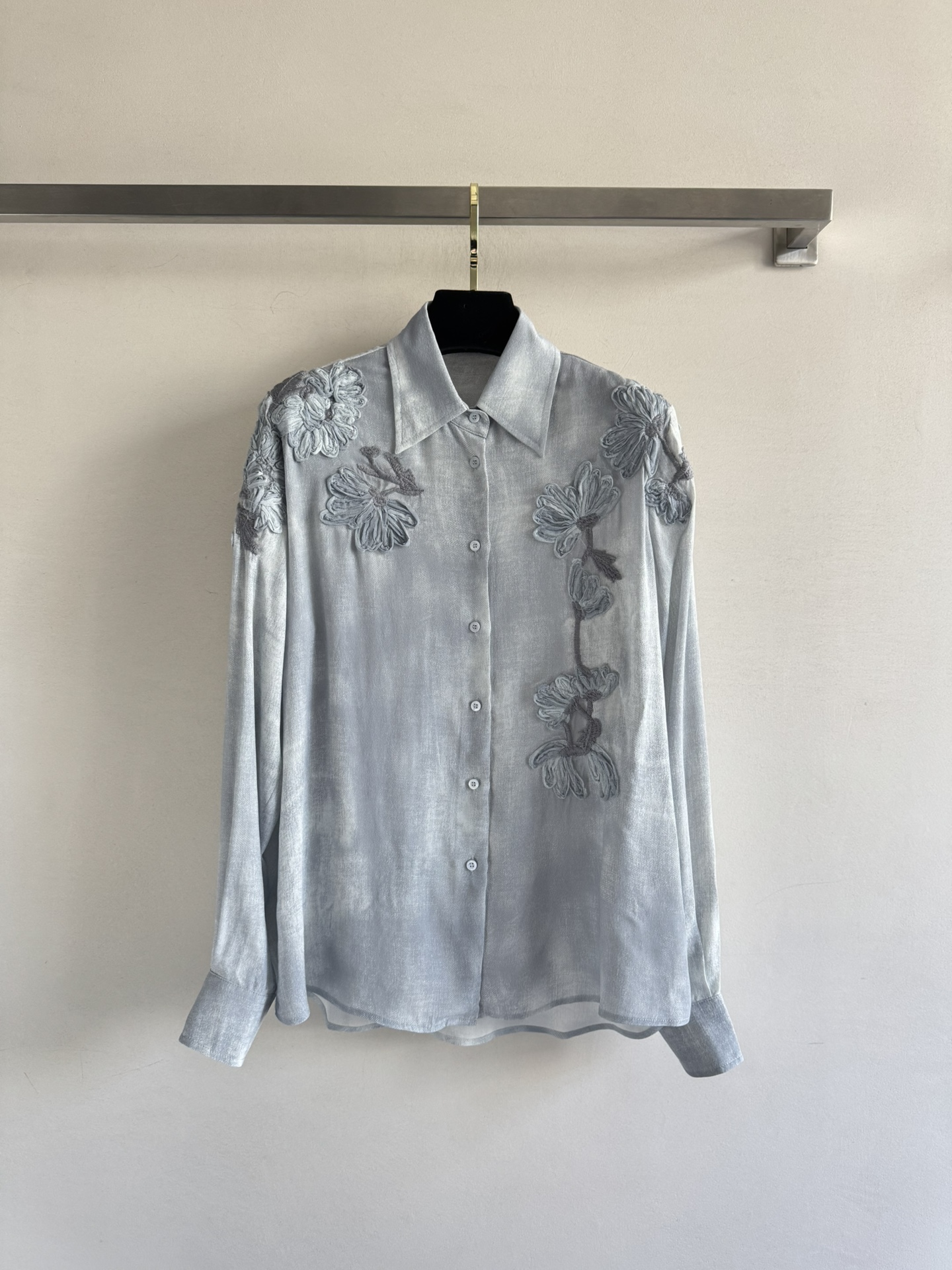 NO:568343,25FW heavy industry flower embroidery shirt has a smooth texture, soft and comfortable. The gradient gray and blue high-end colors are processed with large embroidery on both sides. It is outlined and combined into a three-dimensional flower branch and leaf pattern. The style is fresh and refined, highlighting the fashion sense of the outfit. It is exquisite and elegant. The outfit shows the charm and tonality. It is light and luxurious and fashionable. It can be worn alone or layered. It is the first choice for all seasons. SML, shirts, alexander wang1986090925FW重工花朵刺绣衬衫质感垂顺 柔软舒适 渐变灰蓝高级色系两边大绣花工艺处理 勾勒组合成立体花朵枝叶图案 风格清新脱俗 凸显穿搭时尚感 穿出精致优雅 穿搭尽显魅力调性 轻奢时髦气质 单穿叠穿均可 四季穿搭首选 SML,,shirts,alexander wang,Women's clothing