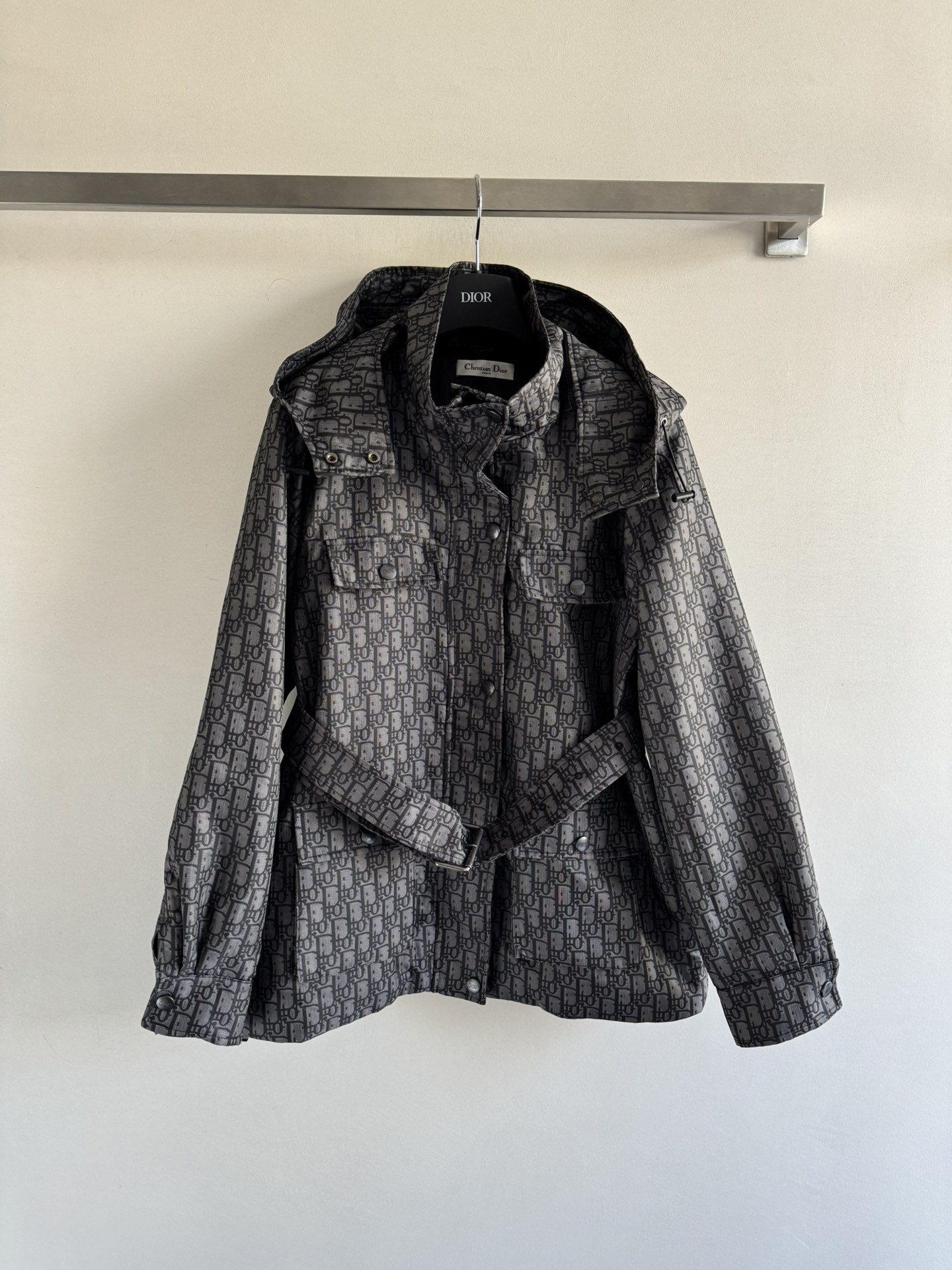 NO:568356,DIO*25 new classic old jacquard windbreaker jacket has a crisp and stylish upper body. It is decorated with jacquard letter patterns all over. Classic duplex pocket design and detachable hood. The logo webbing decoration on the back adds a sense of layering to the shape. The belt decoration is full of high-end. The upper body is fashionable and fashionable. Wear it in a big-name style to create a rich and diverse handsome style. SML-,, dior, jackets & coats, hats, alexander wang19860909DIO*25新款经典老提花风衣外套上身挺括有型 满印提花字母图案装饰 经典双工装口袋设计帽子可拆卸设计 后背徽标织带装饰点缀增添造型层次感搭配腰带装饰高级满满 上身洋气爆表穿上就是时髦精 穿出大牌范儿 打造丰富多元的帅气风格 ＳＭL-,,dior,jackets & coats,hats,alexander wang,Women's clothing