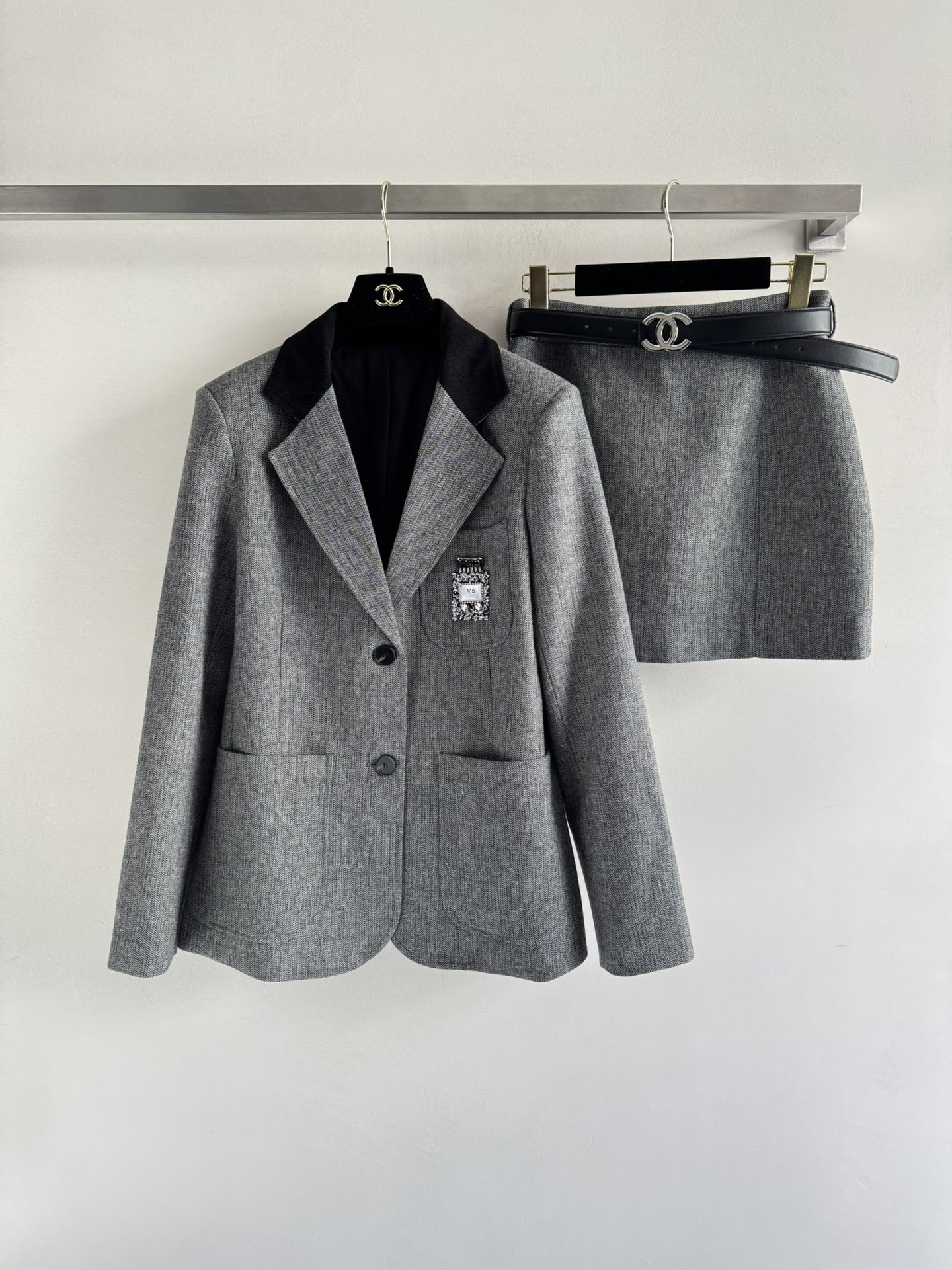 NO:569319,CHANE*25FW new suit, sequined perfume logo patch design on the chest of the jacket to increase recognition. The collar is made of double-layered contrasting stitching, which is very design!  With shoulder pads, the overall shape is crisp and neat. It creates a paper-like look. The small A-hem skirt is decorated with a belt. It has a versatile and relaxed feel. The fabric is customized wool blend. It has a very textured upper body and is cool and sweet. It is easy to control in one set!  SML,,chanel,skirts,jackets & coats,alexander wang19860909CHANE*25FW新款西服套装,外套胸前亮片香水徽标贴布设计 增添辨识度领子做了双层撞色拼接很有设计感！带垫肩衬托整体版型挺括利落 打造纸片人既视感小A摆半裙搭腰带装饰 百搭松弛感 面料定制的羊毛混纺 很有质感上身又酷又甜,一套轻松驾驭！SML,,chanel,skirts,jackets & coats,alexander wang,Women's clothing