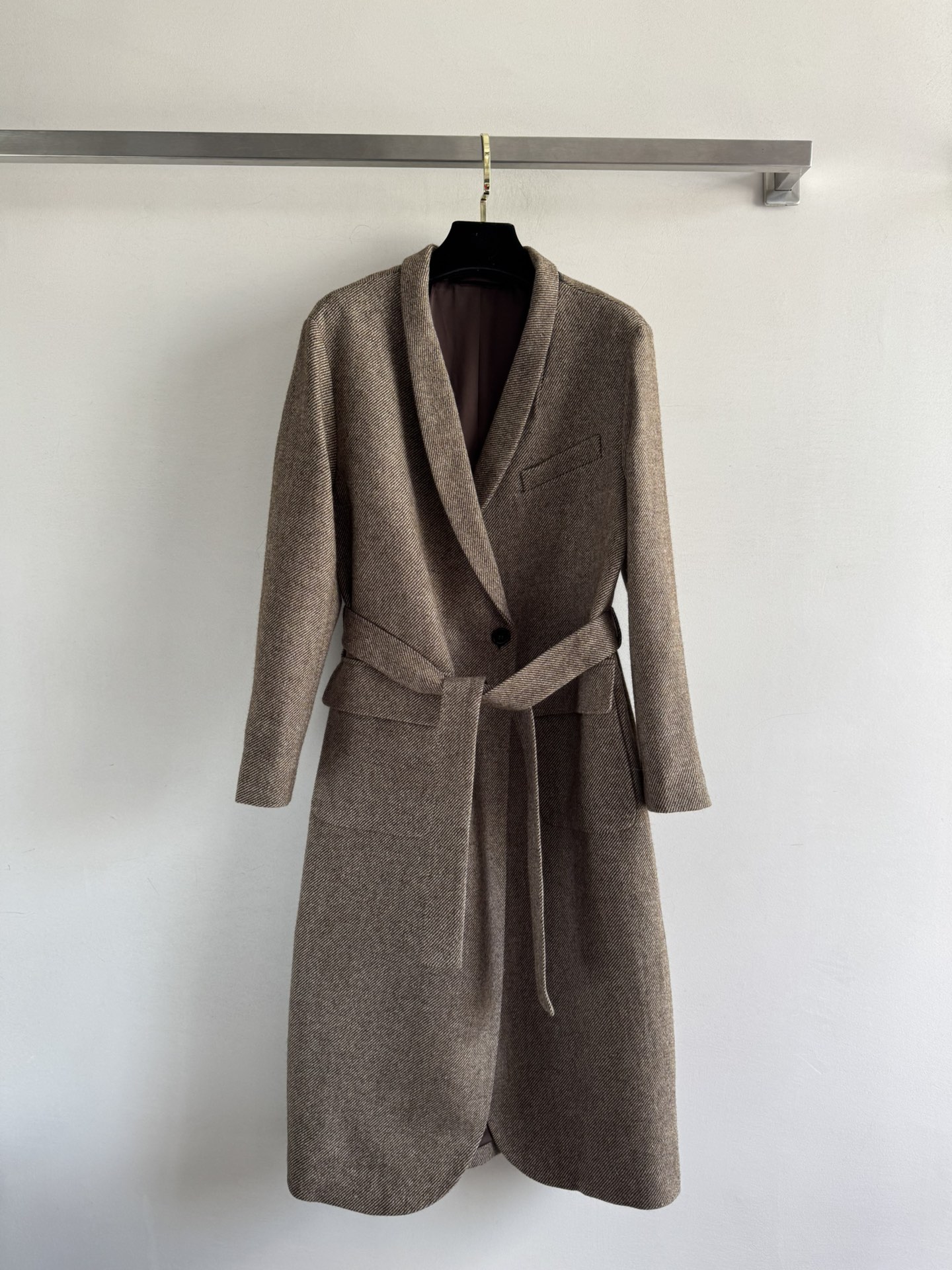 NO:570384,Comes with dust bag Brunello Cucinel*25 new autumn and winter green fruit collar wool coat, long version tailoring belt decorated with high-end atmosphere, slimming and waist proportion, showing female elegance and style. The upper body is full of light and luxurious temperament, the version is crisp and stylish, full of texture, simple and classic style, will not go out of style, highly recommended SML, brunello cucinelli, alexander wang19860909配防尘袋Brunello Cucinel*25秋冬新款青果领羊毛大衣,长款版型剪裁腰带装饰高级大气,显瘦显腰身比例 展露出女性优雅魅力好有范 上身满满的轻奢气质感,版型挺括有型,质感十足,简约经典款,不会过时,超推荐SML,,brunello cucinelli,alexander wang,Women's clothing