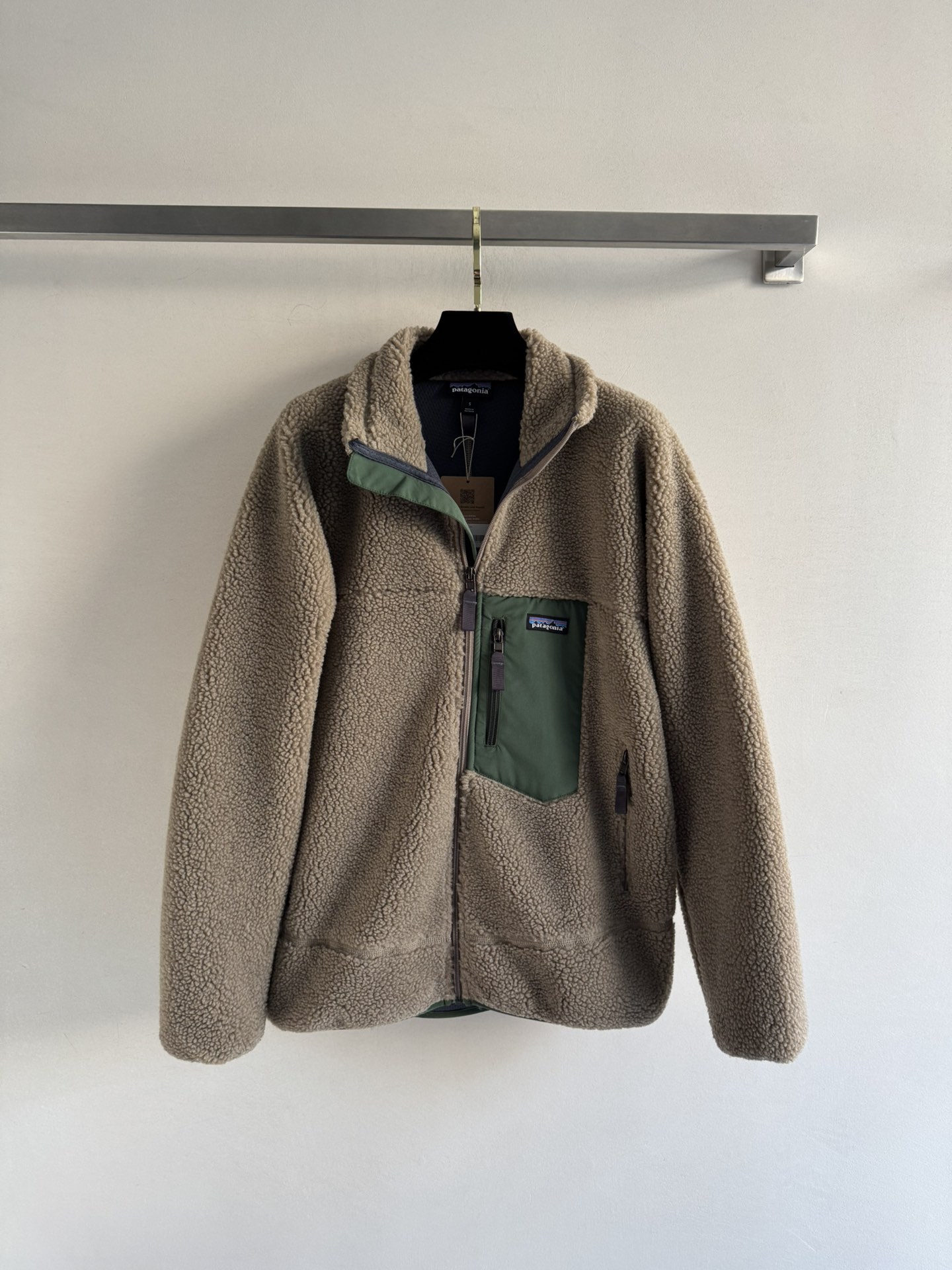 NO:569312,Patagoni*25FW lamb wool jacket is made of large-grained plush and feels soft to the touch. The chest pocket is embellished with the iconic logo, highlighting the high-end fashion charm of the brand. The silhouette is easy to wear and gives a relaxed feeling when worn out on the street. Whether it is for daily travel or leisure and entertainment, it is the focus of the crowd. Three-color SML-,,jackets & coats,alexander wang19860909Patagoni*25FW羊羔毛外套通体大颗粒毛绒手感软糯 胸前口袋点缀标志性logo 彰显品牌高级时尚魅力 廓版型不挑人穿 出街穿出松弛感 无论是日常出行还是休闲娱乐 都是人群中的焦点三色SML-,,jackets & coats,alexander wang,Women's clothing