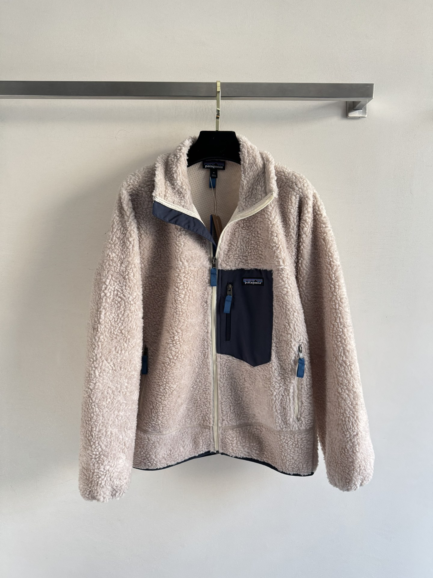 NO:569322,Patagoni*25FW lamb wool jacket is made of large-grained plush and feels soft to the touch. The chest pocket is embellished with the iconic logo, highlighting the high-end fashion charm of the brand. The silhouette is easy to wear and gives a relaxed feeling when worn out on the street. Whether it is for daily travel or leisure and entertainment, it is the focus of the crowd. Three-color SML-,,jackets & coats,alexander wang19860909Patagoni*25FW羊羔毛外套通体大颗粒毛绒手感软糯 胸前口袋点缀标志性logo 彰显品牌高级时尚魅力 廓版型不挑人穿 出街穿出松弛感 无论是日常出行还是休闲娱乐 都是人群中的焦点三色SML-,,jackets & coats,alexander wang,Women's clothing