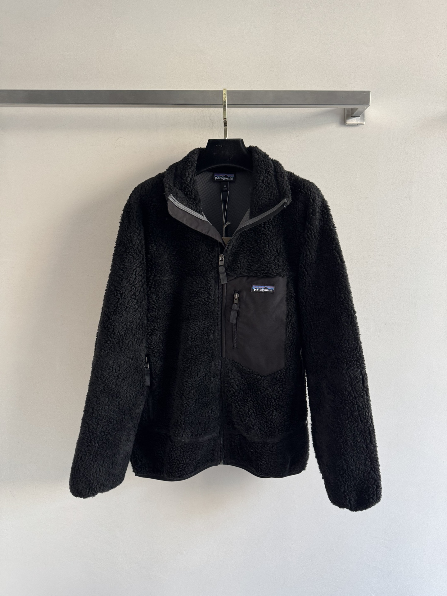 NO:569287,Patagoni*25FW lamb wool jacket is made of large-grained plush and feels soft to the touch. The chest pocket is embellished with the iconic logo, highlighting the high-end fashion charm of the brand. The silhouette is easy to wear and gives a relaxed feeling when worn out on the street. Whether it is for daily travel or leisure and entertainment, it is the focus of the crowd. Three-color SML-,,jackets & coats,alexander wang19860909Patagoni*25FW羊羔毛外套通体大颗粒毛绒手感软糯 胸前口袋点缀标志性logo 彰显品牌高级时尚魅力 廓版型不挑人穿 出街穿出松弛感 无论是日常出行还是休闲娱乐 都是人群中的焦点三色SML-,,jackets & coats,alexander wang,Women's clothing