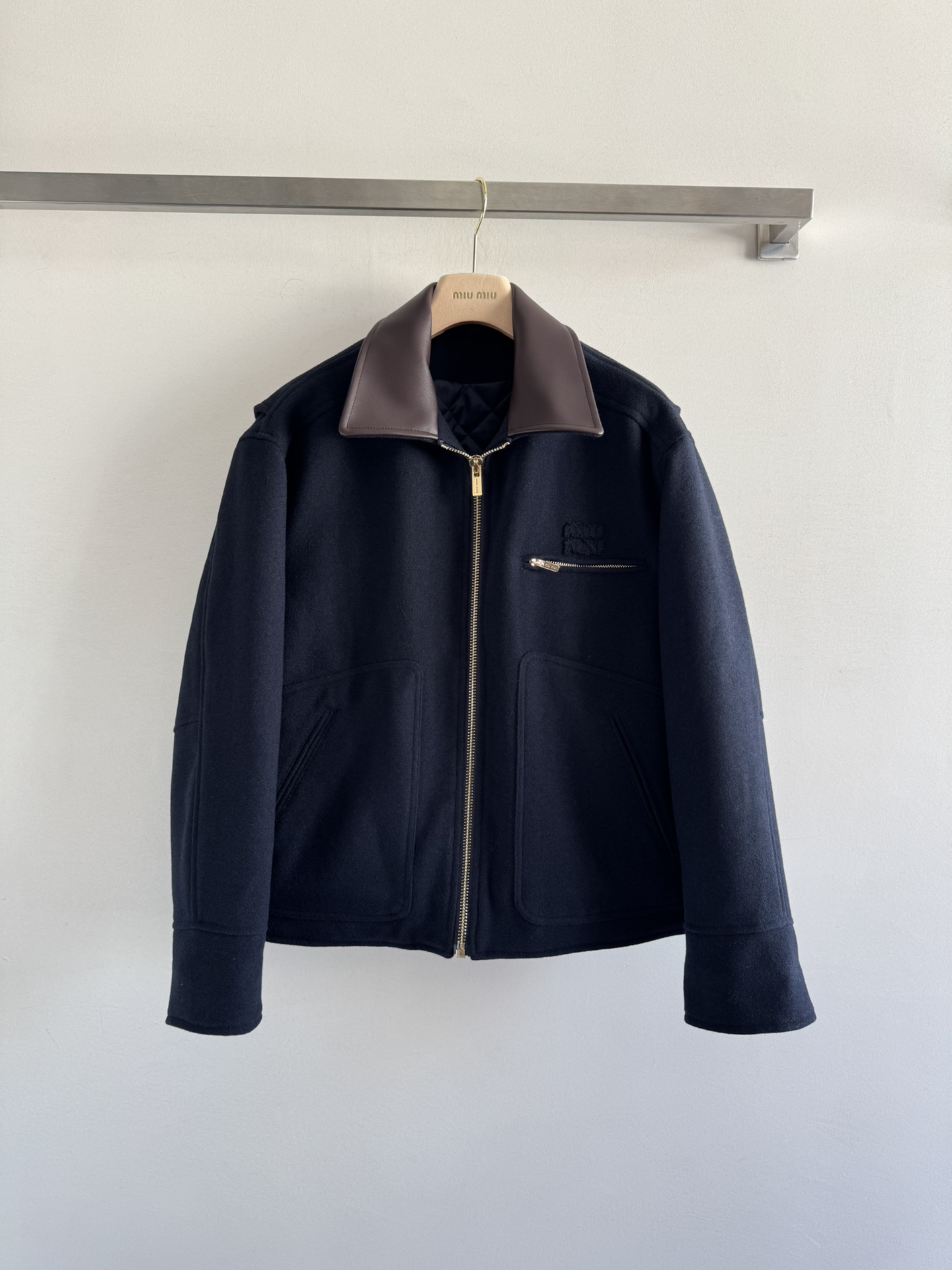 NO:569309,MiuMi* 25FW new autumn and winter leather collar zipper jacket is made of high-density wool blended fabric, which has both warmth and stiffness. The lapels are made of custom matte leather. The tough lines are in strong contrast with the softness of wool. The oversize workwear silhouette, dropped shoulder design + loose body, are friendly to all body shapes, and can easily wear a casual and uninhibited retro accent. SML-,,miumiu,versace,jackets & coats,jackets & coats,alexander wang19860909MiuMi* 25FW秋冬新款皮领拉链夹克外套精选高密度羊毛混纺面料,兼具保暖性与挺括感,定制哑光皮革打造翻领,硬朗线条与羊毛呢的柔和形成强烈对比,oversize工装廓形,落肩设计+宽松衣身,对各种身形友好,轻松穿出随性不羁的复古腔调SML-,,miumiu,versace,jackets & coats,jackets & coats,alexander wang,Women's clothing