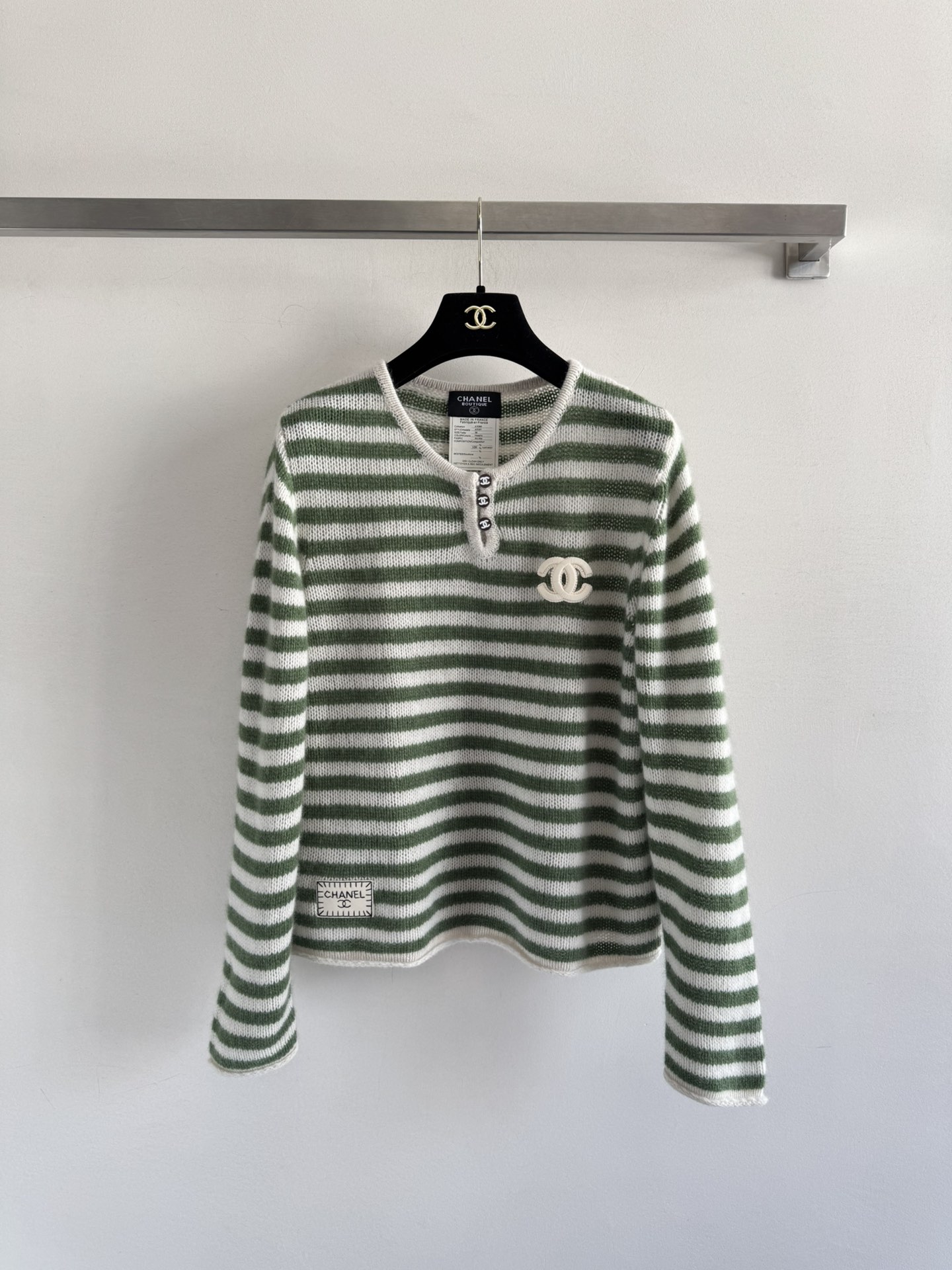 NO:569290,CHANE*25 new second-hand cashmere sweater with contrasting stripe design, round neck with exquisite button embellishment, retro eye-catching, classic double C embellishment on the chest, green color, built-in beauty filter, visual whitening and complexion, gentle feeling, looks good with jeans casually, lazy and versatile, Korean style, relaxed feeling can be directly grasped SML-,,chanel,jeans,alexander wang19860909CHANE*25中古新款羊绒衫撞色条纹设计 圆领精致纽扣点缀 复古吸睛 胸前经典双C点缀绿色系自带美颜滤镜,视觉显白显气色 温柔感 随意搭配牛仔裤都好看慵懒百搭 韩里韩气 松弛感直接拿捏SML-,,chanel,jeans,alexander wang,Women's clothing