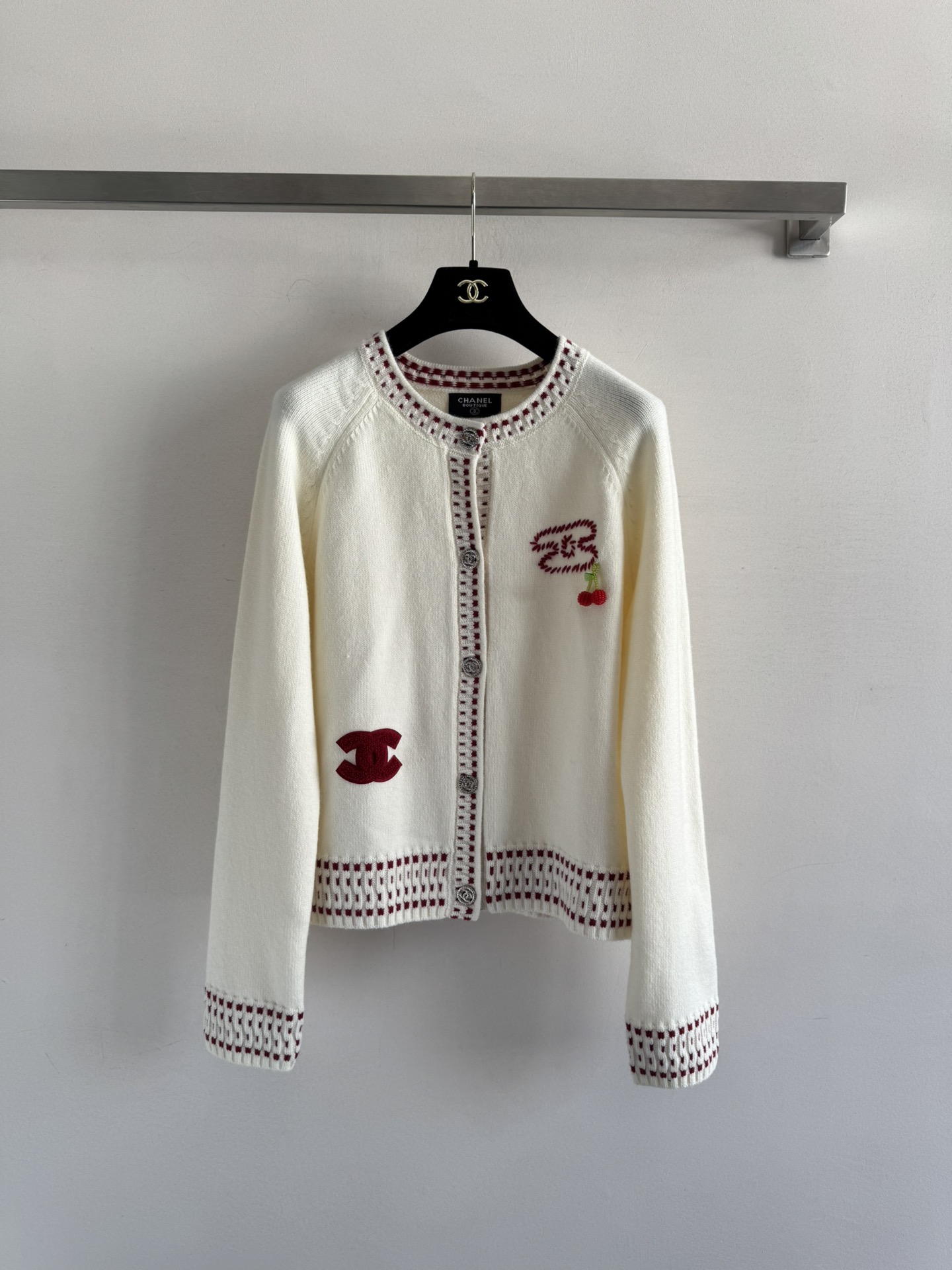 NO:569286,CHANE*25FW new round-neck cashmere cardigan with double C embroidery on the chest and cherry embellishment. Exquisite and age-reducing, the autumn atmosphere is just right~ The red elements are super beautiful and it’s super pretty. Get it now. SML.,,chanel,alexander wang19860909CHANE*25FW新款 圆领羊绒开衫 胸前双C刺绣配上樱桃点缀 精致又减龄秋天的氛围感拿捏的恰到好处～拼接红色元素超级好看快入手吧ＳＭＬ.,,chanel,alexander wang,Women's clothing