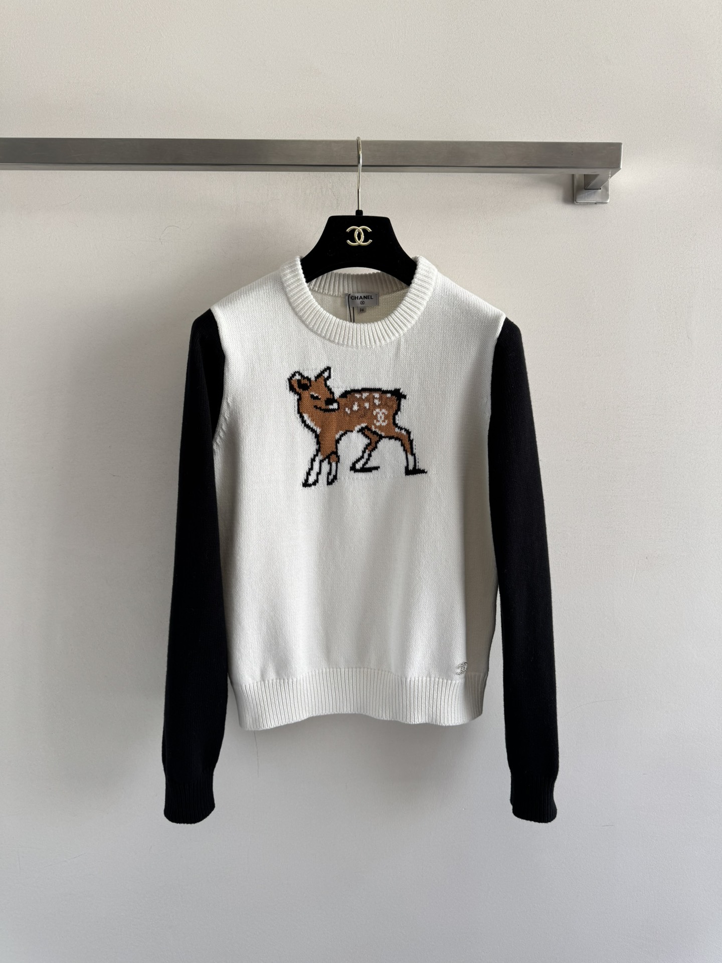 NO:569282,CHANE*25 new autumn and winter deer print sweater. Round neck small version design. The deer pattern decoration is cute and age-reducing. The fabric is wool. It is thick and warm and easy to match. It can show gentleness, cuteness and charm. It can be worn alone or layered~SML-,,chanel,alexander wang19860909CHANE*25秋冬新款小鹿印花针织衫 圆领小版型设计 小鹿图案装饰可爱又减龄 面料羊毛 厚实保暖轻松搭配都能展现出温柔可爱迷人单穿或者内搭都可～SML-,,chanel,alexander wang,Women's clothing