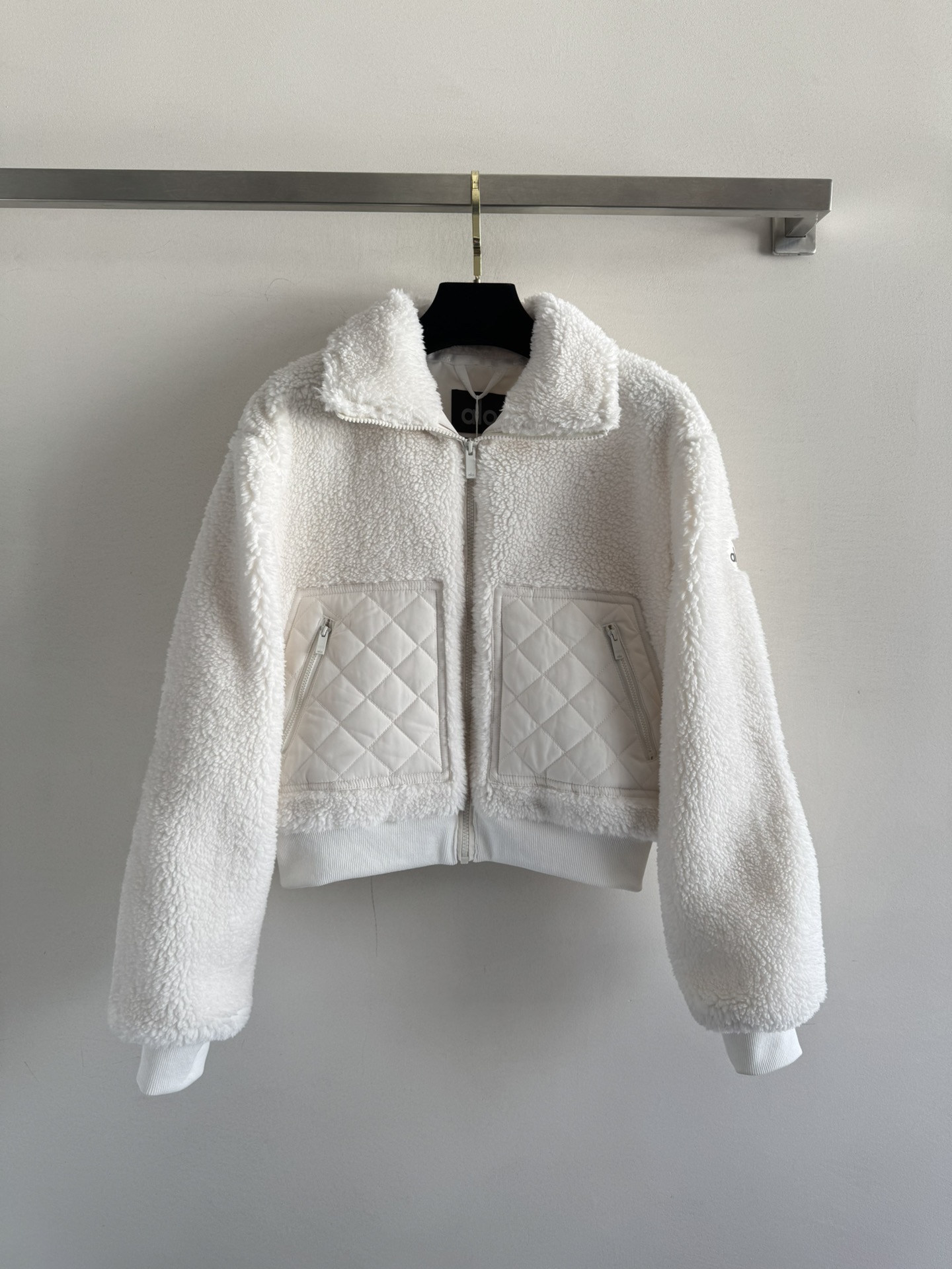 NO:569291,The alo*25 autumn and winter polar fleece jacket is made of soft material, super comfortable to touch, warm and stylish. The short version is very proportional. It raises the waistline and visually lengthens the legs. There are also rhombus-designed pockets and elbow patches, which are full of details. It is simple and yet has a sense of design. It is comfortable and fashionable, and can be used for fitness, leisure, and street style. It is easy to create different styles. It is practical and enhances the sense of style. It is a must-have item for autumn and winter. Two-color SML,, jackets &  coats,jackets & coats,alexander wang19860909alo*25秋冬摇粒绒夹克外套 材质软乎乎的,摸着超舒服,保暖又有型,短款版型很显比例,拉高腰线,视觉上腿都变长了.还有菱格设计的口袋和肘部补丁,细节感直接拉满,简约又不失设计感,舒适又时髦,健身,休闲,街头风都能hold住,轻松打造出不同风格,实用又提升造型感,秋冬必入单品两色SML,,jackets & coats,jackets & coats,alexander wang,Women's clothing