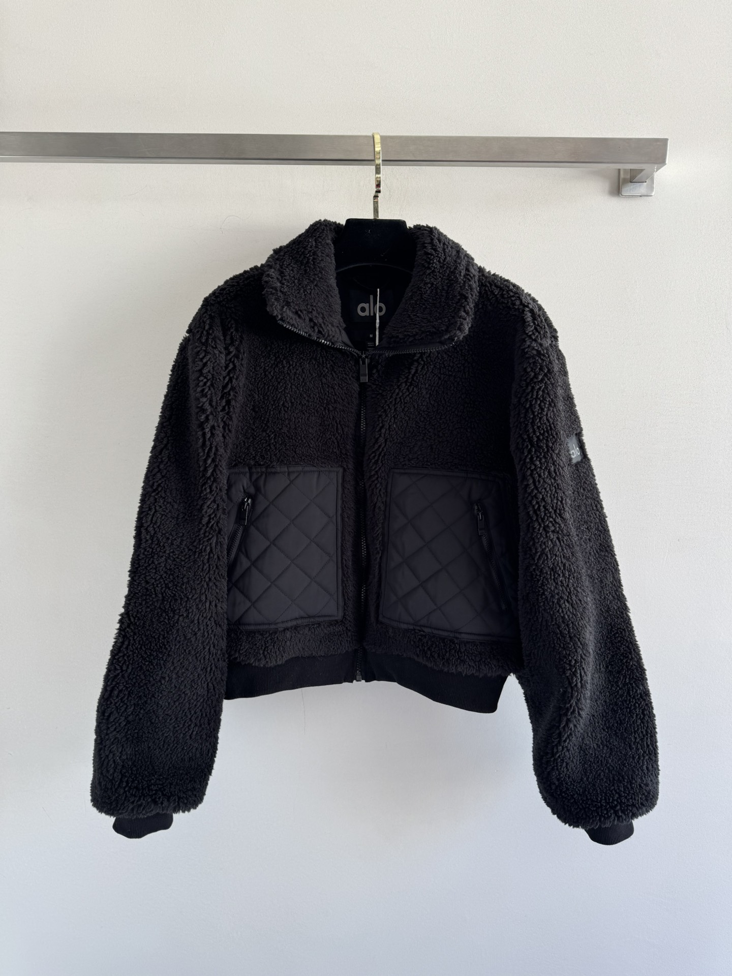 NO:569299,The alo*25 autumn and winter polar fleece jacket is made of soft material, super comfortable to touch, warm and stylish. The short version is very proportional. It raises the waistline and visually lengthens the legs. There are also rhombus-designed pockets and elbow patches, which are full of details. It is simple and yet has a sense of design. It is comfortable and fashionable, and can be used for fitness, leisure, and street style. It is easy to create different styles. It is practical and enhances the sense of style. It is a must-have item for autumn and winter. Two-color SML,, jackets &  coats,jackets & coats,alexander wang19860909alo*25秋冬摇粒绒夹克外套 材质软乎乎的,摸着超舒服,保暖又有型,短款版型很显比例,拉高腰线,视觉上腿都变长了.还有菱格设计的口袋和肘部补丁,细节感直接拉满,简约又不失设计感,舒适又时髦,健身,休闲,街头风都能hold住,轻松打造出不同风格,实用又提升造型感,秋冬必入单品两色SML,,jackets & coats,jackets & coats,alexander wang,Women's clothing