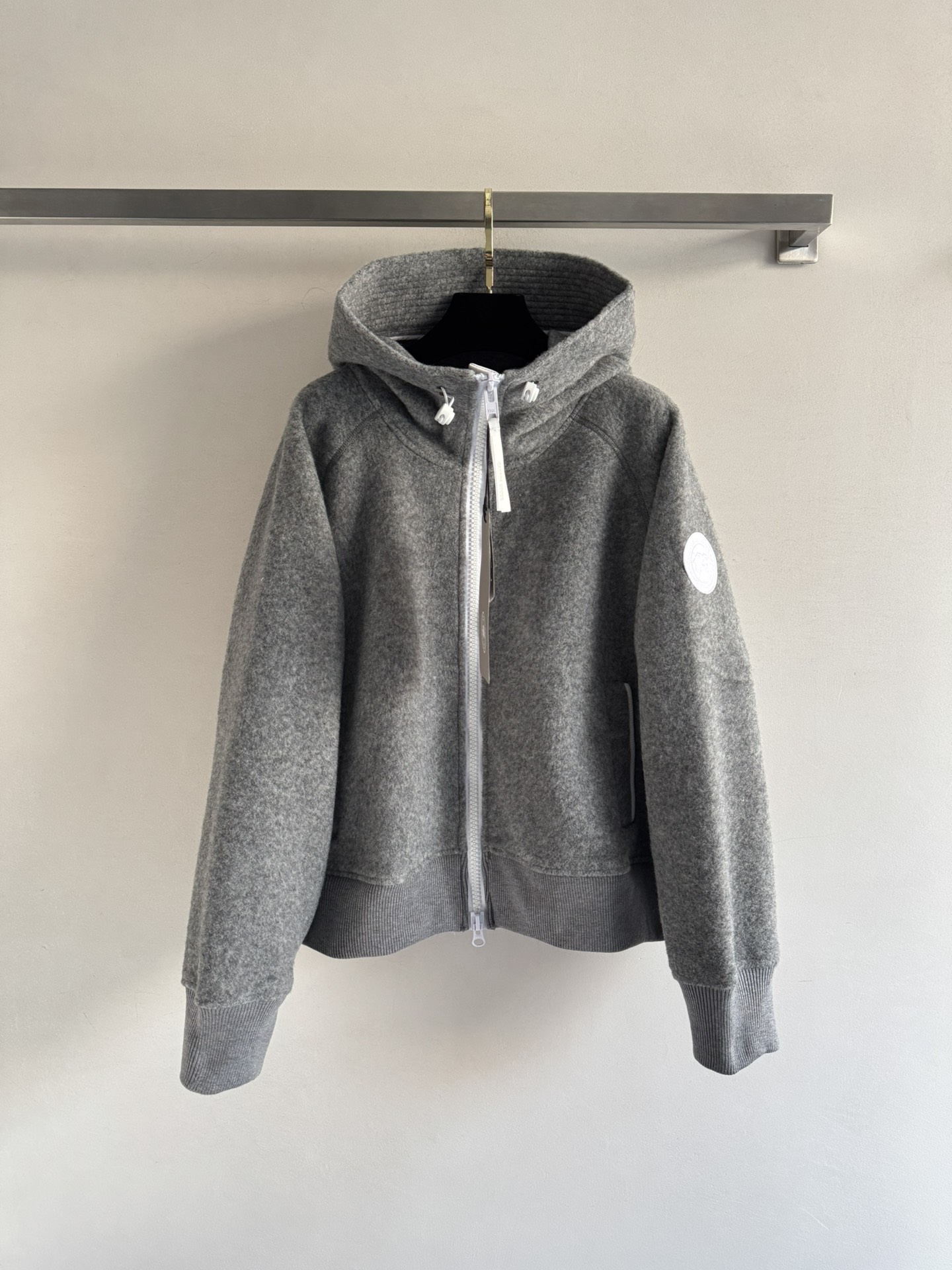 NO:569292,Canada Goos's most popular lamb wool double-sided fleece hooded jacket is a simple and loose version. It is comfortable and casual. It can be worn by both men and women. The appearance, quality and practicality are all online. It is lightweight and comfortable. It is a thick and wind-resistant wool jacket!  Very warm!  Double zipper placket, easy to put on and take off, full of styling. Reinforced white webbing throughout the inside of the placket. More refined and durable sleeves. The classic logo highlights the brand style. It is a textured choice for autumn and winter, allowing you to easily balance fashion and comfort between cold and warm. SML-,,jackets & coats,jackets & coats,hats,alexander wang19860909Canada Goos*大鹅爆款 羊羔毛双面抓绒连帽夹克外套简约宽松版 舒适休闲 男女同款都可穿颜值、品质、实用性都很在线穿着轻盈舒适 厚实抗风的一款羊毛外套！保暖性很强！双拉链门襟 拉合顺畅穿脱方便 造型感满满 门襟内里全线加固白色织带 更精致耐穿袖子经典徽标彰显品牌格调 是秋冬穿搭的质感之选,让你在冷暖之间,轻松拿捏时尚与舒适 SML-,,jackets & coats,jackets & coats,hats,alexander wang,Women's clothing