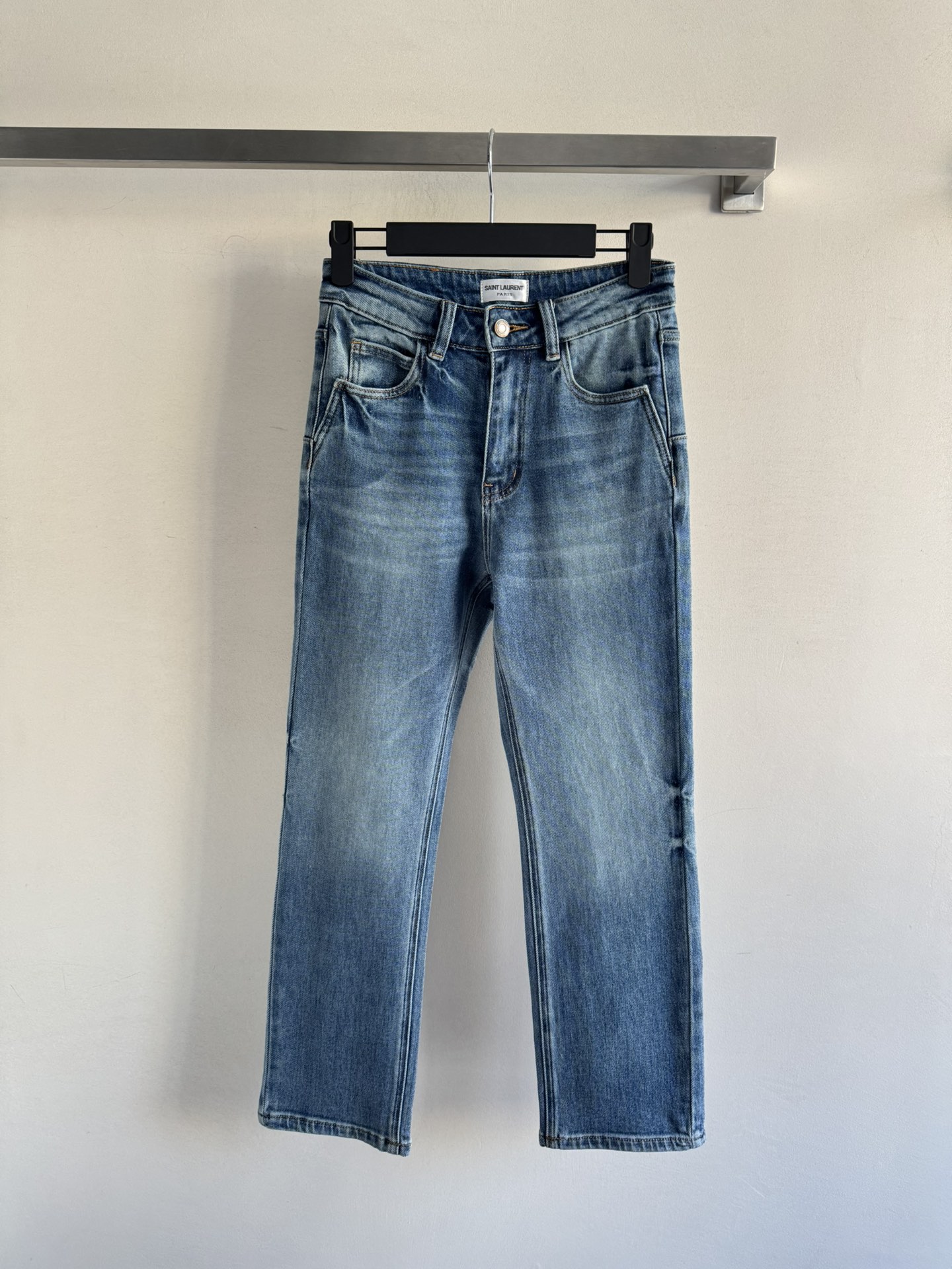 NO:570380,SaintLauren*25FW new model, small-foot denim trousers, three-dimensional tailoring, unique style design, logo leather label on the back pocket, these pants are very friendly to small people, versatile and trendy SML,, saint laurent, alexander wang19860909SaintLauren*25FW新款,小脚牛仔长裤,立体剪裁 独特风格设计 背后口袋logo皮标点缀这款裤子对小个子很友好款式,百搭很新潮ＳＭＬ,,saint laurent,alexander wang,Women's clothing