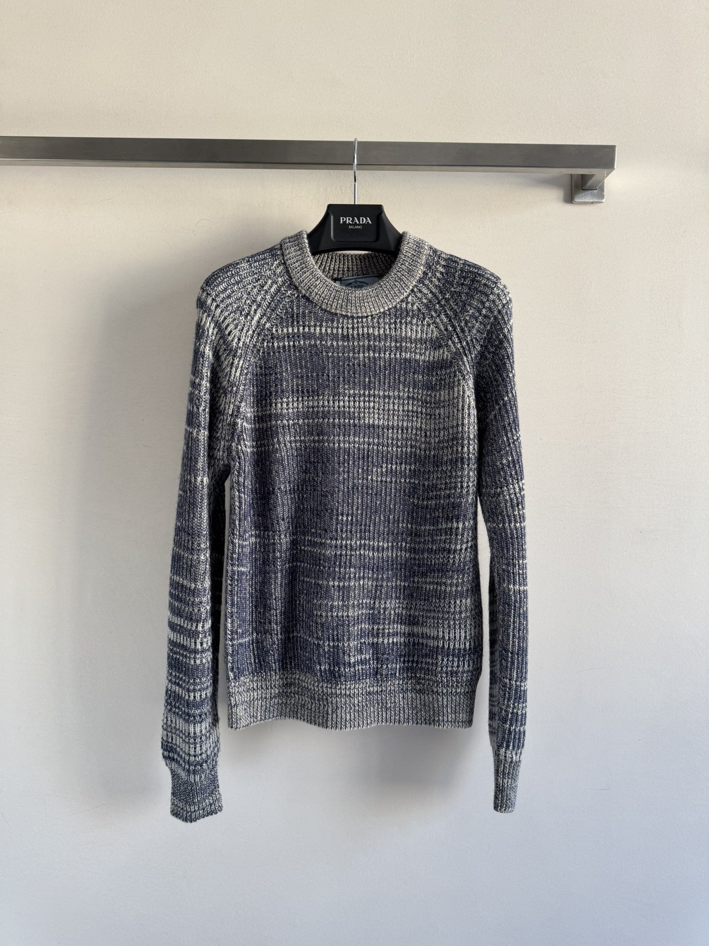 NO:570388,Prad*25FW new pullover sweater, gray and blue high-end contrasting colors, full and delicate round neck, simple and versatile, soft and comfortable texture, fashionable and gentle whether worn inside or alone, minimalist and classic, not outdated, high-end items~SML,, prada, alexander wang19860909Prad*25FW新款套头羊毛衫 灰蓝高级撞色 饱满细腻圆领简洁百搭,质感柔软舒适,不管内搭还是单穿都显时尚温柔 极简且经典不过时,高级单品～SML,,prada,alexander wang,Women's clothing