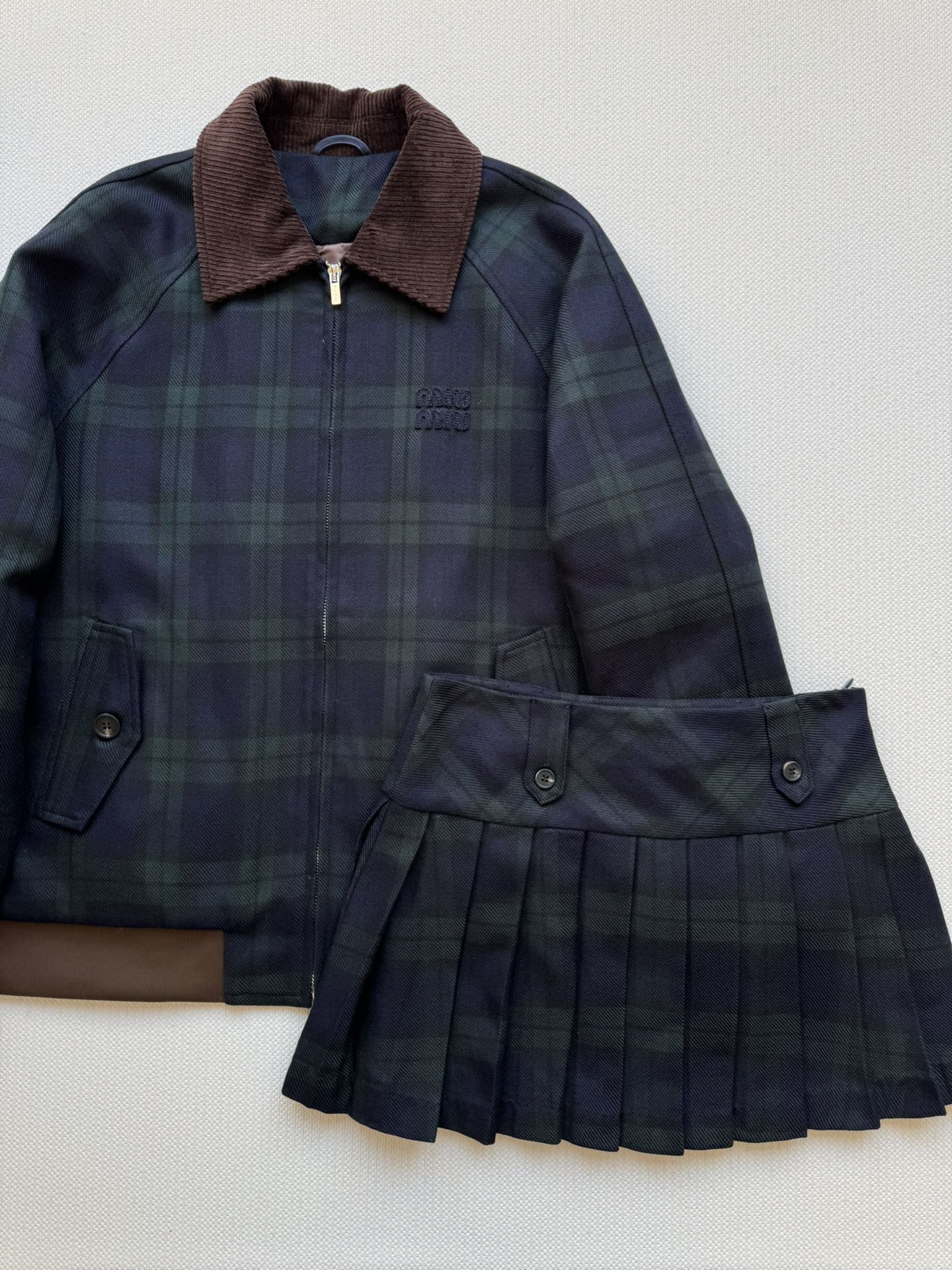 NO:570398,Miumi*25 new autumn and winter green plaid pleated skirt customized imported yarn-dyed plaid worsted fabric has a great texture!  The fabric is soft and stylish, comfortable and crisp to wear. The skirt is full of layers, giving you a smart feeling when you walk. The positioning patch embroidery letters make the upper body look slimmer!  Sweet or salty, the temperament is versatile and not picky!  Pair it with a series of jackets to easily get a youthful campus feel ~ for daily commuting. SML,,miumiu,skirts,jackets & coats,alexander wang19860909Miumi*25秋冬新款绿格纹百褶裙定制进口色织格纹精纺面料质感超赞！面料柔软有型,穿着舒适又挺括,裙摆层次感十足,走路自带灵动气息,定位贴布刺绣字母,版型上身巨显瘦！可甜可盐气质百搭不挑人！搭配系列外套,轻松get青春校园感～日常通勤.SML,,miumiu,skirts,jackets & coats,alexander wang,Women's clothing