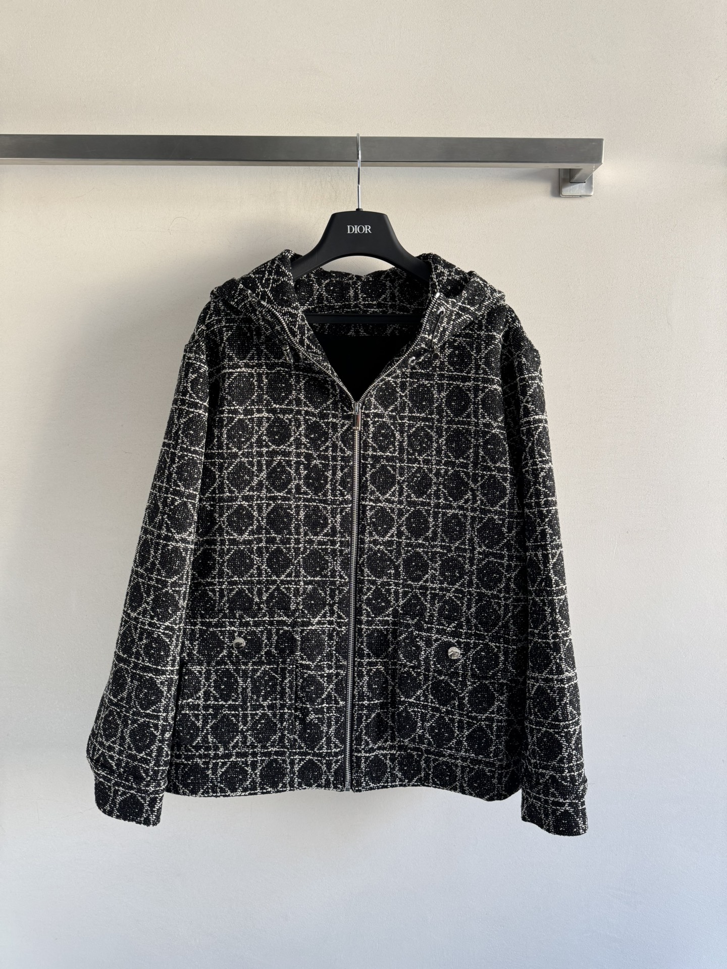 NO:570475,Dio*25 new autumn and winter new cannage pattern jacquard hooded assault jacket is made of YB imported cotton jacquard material, with high-grade texture and full appearance. The hooded zipper jacket version has a dropped shoulder drawstring design to modify the figure. The flap pocket highlights the details, and the delicate black and white yarn rules are interwoven to form a teng pattern all over the body. The style is clear, the perfect interpretation of elegance, noble texture, fashionable style. Two-color SML, dior, jackets &  coats,hats,alexander wang19860909Dio*25秋冬新款藤格纹提花连帽冲锋外套定制YB进口棉纶提花材质,质感高级,品相十足,连帽拉链外套版型,落肩抽绳设计修饰身形,翻盖口袋点亮细节,配合细腻的黑白色纱线规则交织出腾格纹满铺于全身,格调立显,完美演绎优雅感,显贵显质感,时髦洋气.两色SML,,dior,jackets & coats,hats,alexander wang,Women's clothing