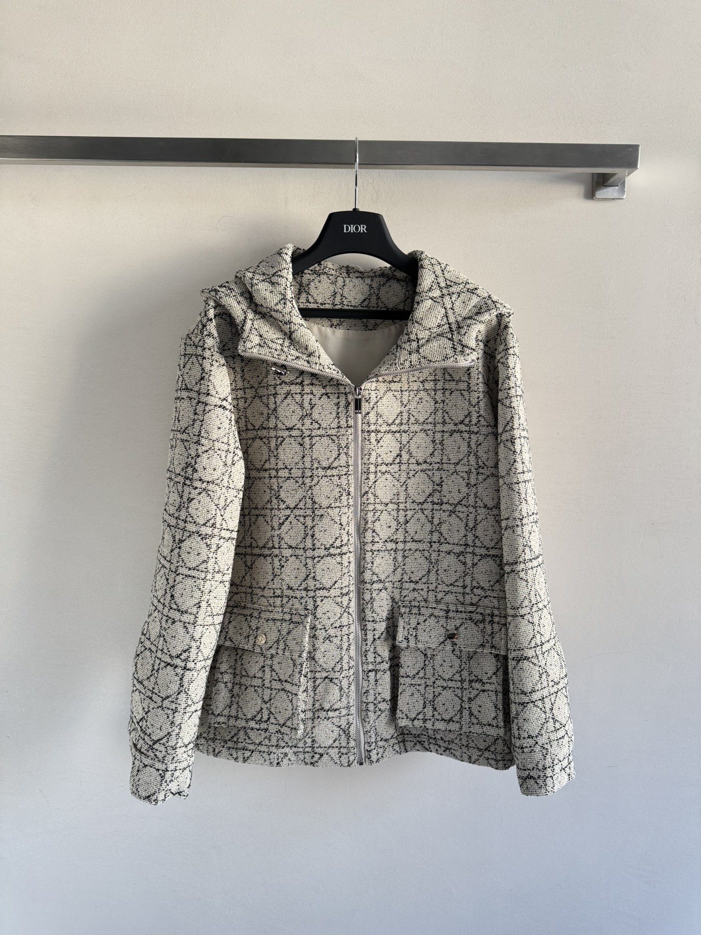 NO:570482,Dio*25 new autumn and winter new cannage pattern jacquard hooded assault jacket is made of YB imported cotton jacquard material, with high-grade texture and full appearance. The hooded zipper jacket version has a dropped shoulder drawstring design to modify the figure. The flap pocket highlights the details, and the delicate black and white yarn rules are interwoven to form a teng pattern all over the body. The style is clear, the perfect interpretation of elegance, noble texture, fashionable style. Two-color SML, dior, jackets &  coats,hats,alexander wang19860909Dio*25秋冬新款藤格纹提花连帽冲锋外套定制YB进口棉纶提花材质,质感高级,品相十足,连帽拉链外套版型,落肩抽绳设计修饰身形,翻盖口袋点亮细节,配合细腻的黑白色纱线规则交织出腾格纹满铺于全身,格调立显,完美演绎优雅感,显贵显质感,时髦洋气.两色SML,,dior,jackets & coats,hats,alexander wang,Women's clothing