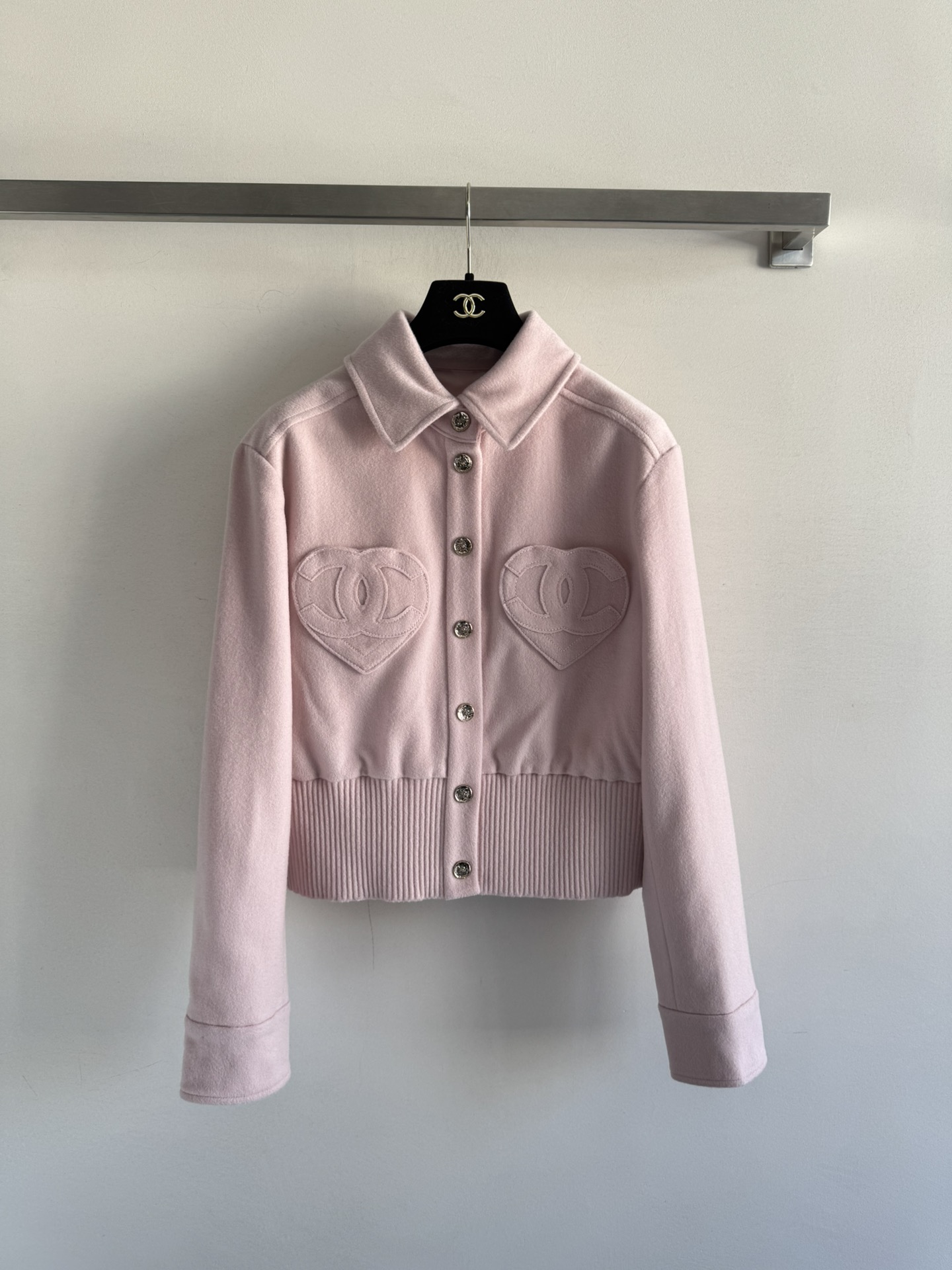 NO:570406,CHANE*25FW new woolen jacket, wool material, warm temperament, lapel, short style, bunched version, tall and slim, customized heart-shaped double C pocket patch design, cute, sweet, cool and advanced!  Camellia jacquard lining highlights the brand's tone. It combines French elegance with light luxury and leisure. It is versatile and not picky. SML-,,chanel,jackets & coats,alexander wang19860909CHANE*25FW新款毛呢夹克羊毛材质暖和气质翻领小短款束摆版型上身高挑又显瘦,定制心形双c口袋贴绣设计可爱甜酷又高级！山茶花提花里衬彰显品牌调性 融合了法式优雅与轻奢休闲感 百搭不挑人SML-,,chanel,jackets & coats,alexander wang,Women's clothing