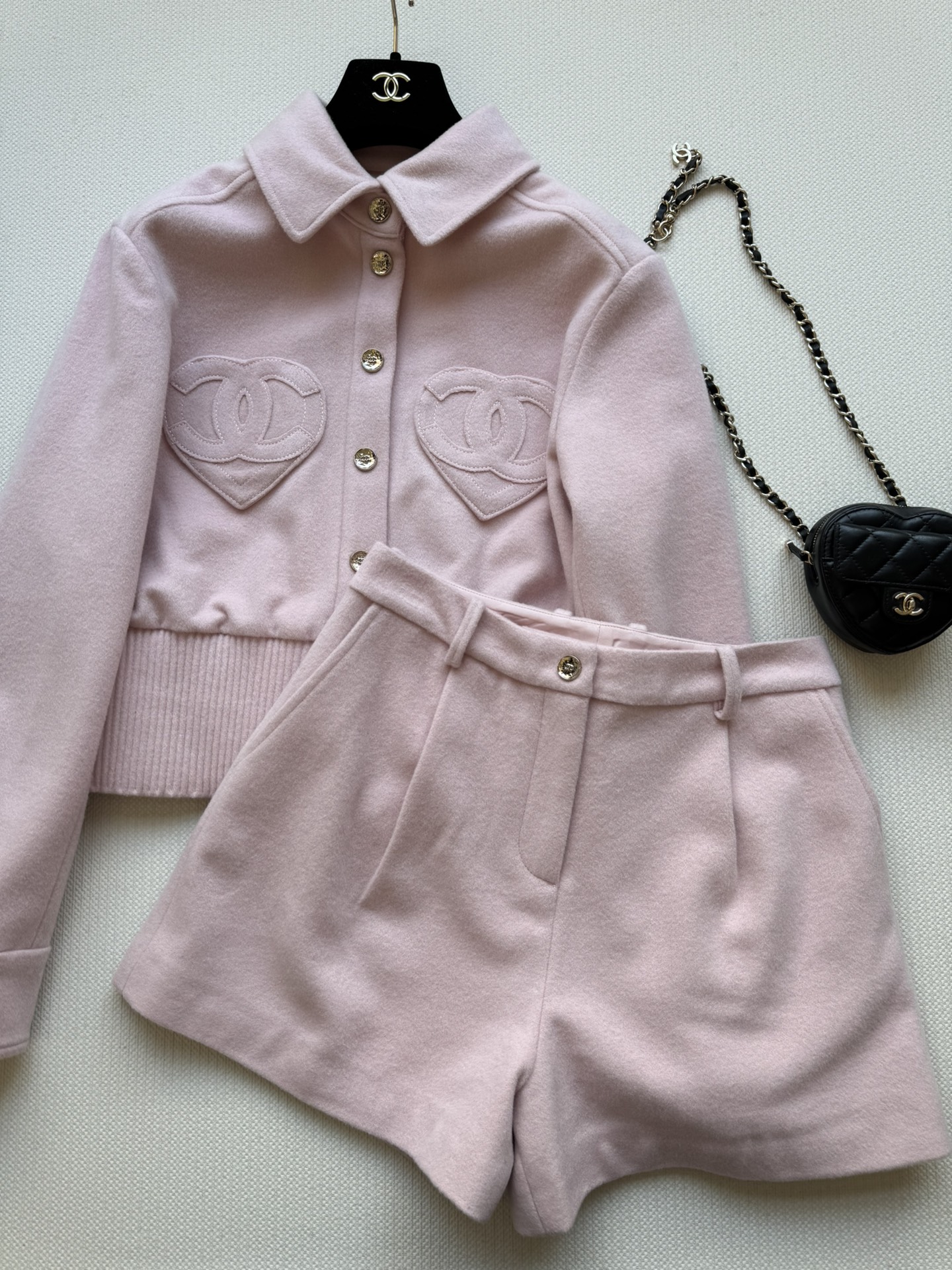 NO:570381,CHANE*25FW new woolen shorts made of wool are warm and comfortable. The classic pleated slightly wide pants are versatile and easy to wear. The heart-shaped double pockets and logo patch design are fashionable and advanced!  Sweet and cool girly style item, camellia jacquard lining highlights the brand tone, light luxury and casual feel, versatile SML, chanel, shorts, alexander wang19860909CHANE*25FW新款毛呢短裤羊毛材质暖和舒适 经典褶裥微阔裤型百搭不挑人,心型双口袋logo贴绣设计时髦又高级！甜酷少女风单品,山茶花提花里衬彰显品牌调性,轻奢休闲感,百搭SML,,chanel,shorts,alexander wang,Women's clothing