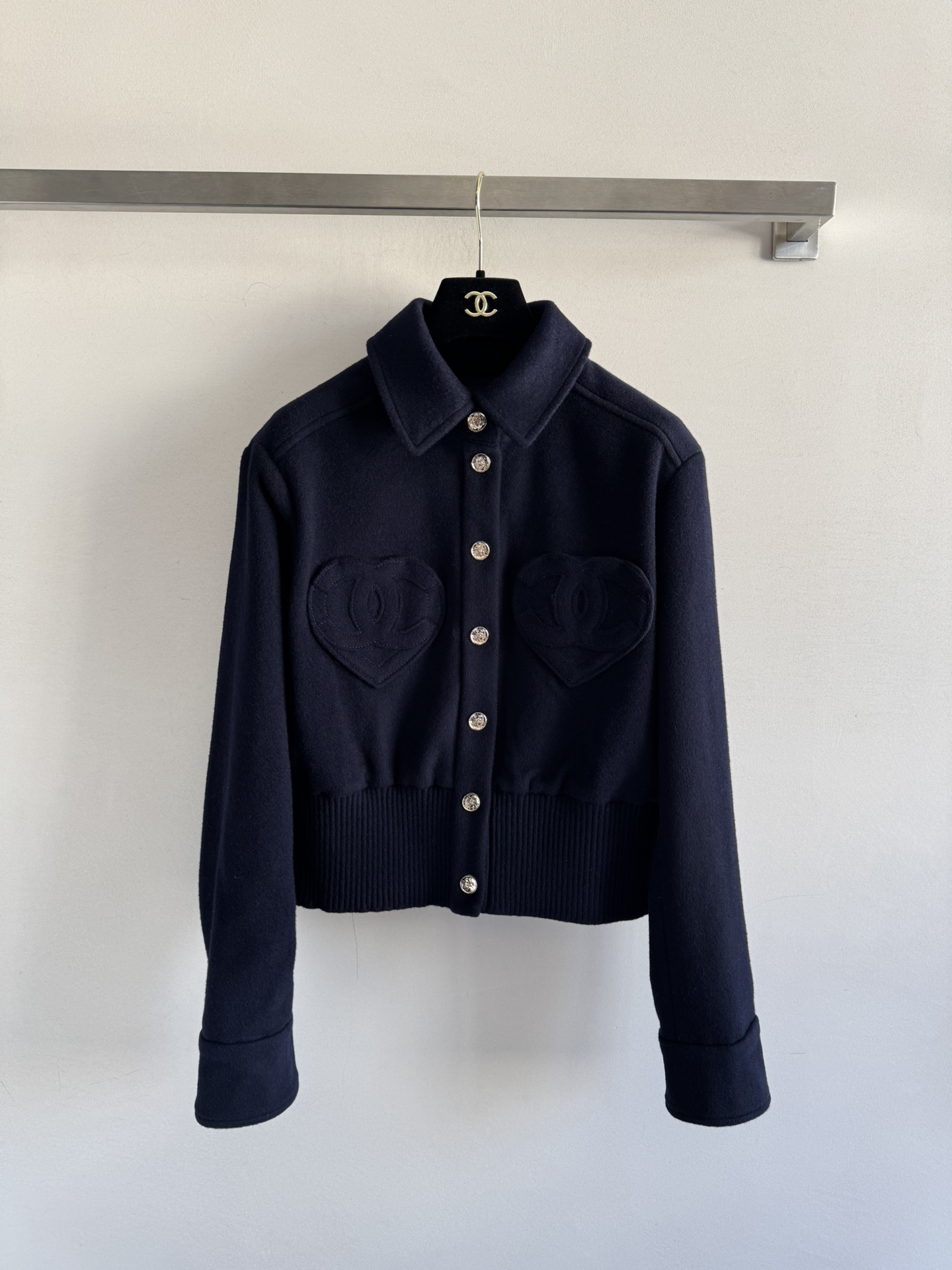 NO:570385,CHANE*25FW new woolen jacket, wool material, warm temperament, lapel, short style, bunched version, tall and slim, customized heart-shaped double C pocket patch design, cute, sweet, cool and advanced!  Camellia jacquard lining highlights the brand's tone. It combines French elegance with light luxury and leisure. It is versatile and not picky. SML-,,chanel,jackets & coats,alexander wang19860909CHANE*25FW新款毛呢夹克羊毛材质暖和气质翻领小短款束摆版型上身高挑又显瘦,定制心形双c口袋贴绣设计可爱甜酷又高级！山茶花提花里衬彰显品牌调性 融合了法式优雅与轻奢休闲感 百搭不挑人SML-,,chanel,jackets & coats,alexander wang,Women's clothing