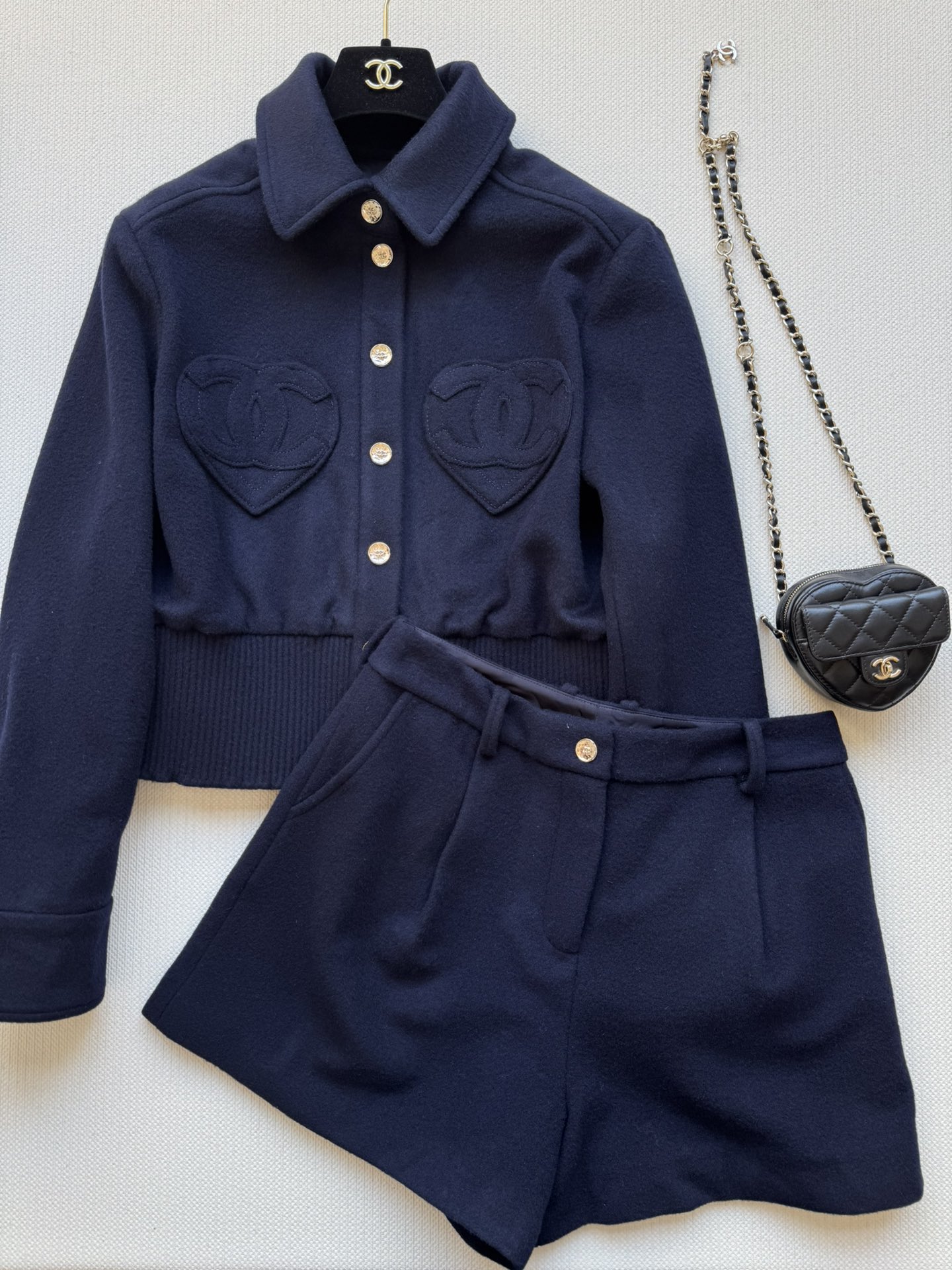 NO:570390,CHANE*25FW new woolen shorts made of wool are warm and comfortable. The classic pleated slightly wide pants are versatile and easy to wear. The heart-shaped double pockets and logo patch design are fashionable and advanced!  Sweet and cool girly style item, the camellia jacquard lining highlights the brand tone, light luxury and casual feel, versatile SML-,,chanel,shorts,alexander wang19860909CHANE*25FW新款毛呢短裤羊毛材质暖和舒适 经典褶裥微阔裤型百搭不挑人,心型双口袋logo贴绣设计时髦又高级！甜酷少女风单品,山茶花提花里衬彰显品牌调性,轻奢休闲感,百搭SML-,,chanel,shorts,alexander wang,Women's clothing