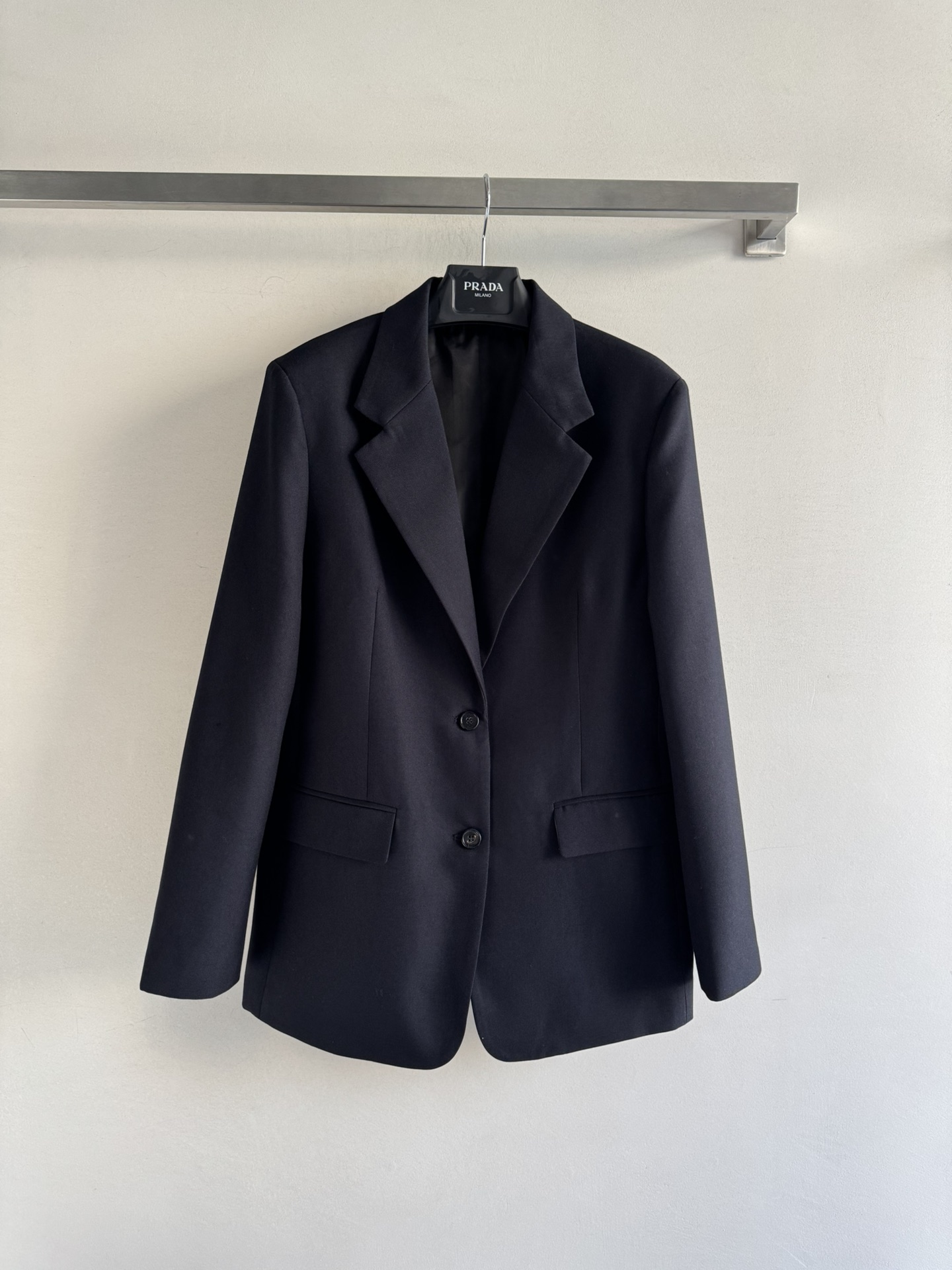 NO:570488,Prad*25 new autumn and winter style, wool suit jacket with classic triangle logo on the back. It makes you look comfortable and slim when you wear it. It is lazy and casual. It is particularly attractive when combined with clean and simple colors. The regular three-dimensional tailoring makes the upper body very advanced and versatile. It is suitable for daily wear~ＳＭＬ,, prada, jackets & coats, business suit, alexander wang19860909Prad*25秋冬新款,羊毛西装外套,背后经典三角标,穿上就是舒适自在又显瘦的存在,慵懒而随性,结合干净简单的色系就特别耐看,常规版型立体剪裁 上身非常高级百搭 适合日常穿着~ＳＭＬ,,prada,jackets & coats,business suit,alexander wang,Women's clothing