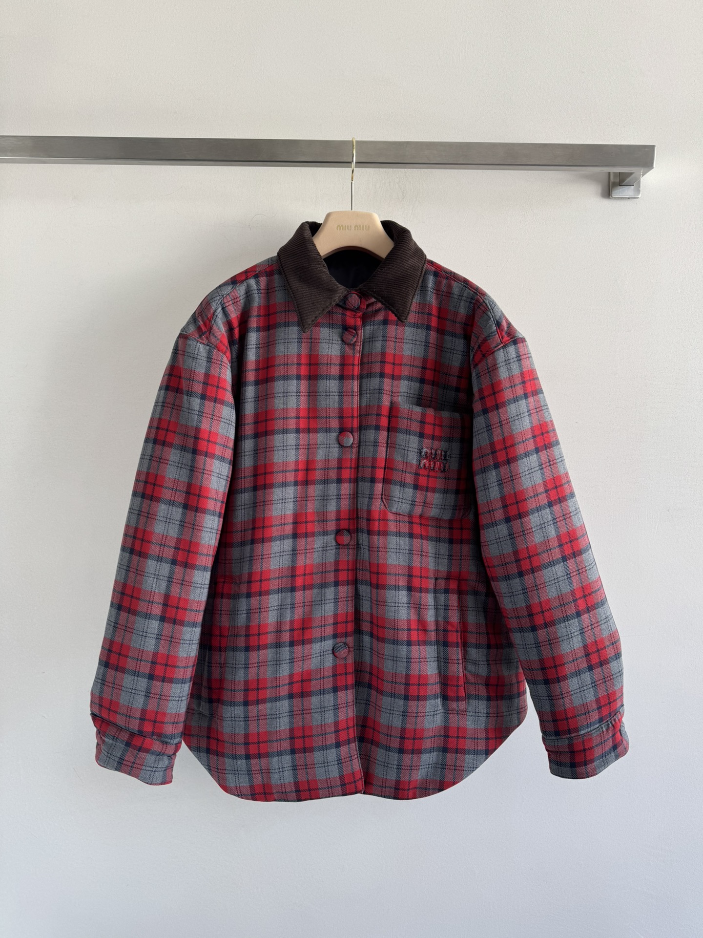 NO:575904,Comes with dust bag MiuMi*25FW new model Corduroy collar plaid down jacket with contrasting red plaid embossed velvet. Decorated with iconic letters on the chest pocket to present the brand concept. The upper body is light and fashionable. Pair it with jeans and casual pants in autumn and winter. It breaks the stereotype of traditional jackets. It has both a casual and formal feel and has a winter atmosphere. It is very suitable for Christmas. SML-,,miumiu,jeans,jackets & coats,down jacket,alexander wang19860909配防尘袋MiuMi*25FW新款 灯芯绒领拼格子羽绒外套拼接撞红色格纹压纹充绒 胸前口袋标志性字母装饰 呈现品牌理念 上身轻盈时尚 秋冬搭配牛仔裤休闲裤 打破传统外套刻板印象 兼顾休闲感与正式感非常有冬天氛围感～圣诞节穿搭非常合适美美哒SML-,,miumiu,jeans,jackets & coats,down jacket,alexander wang,Women's clothing