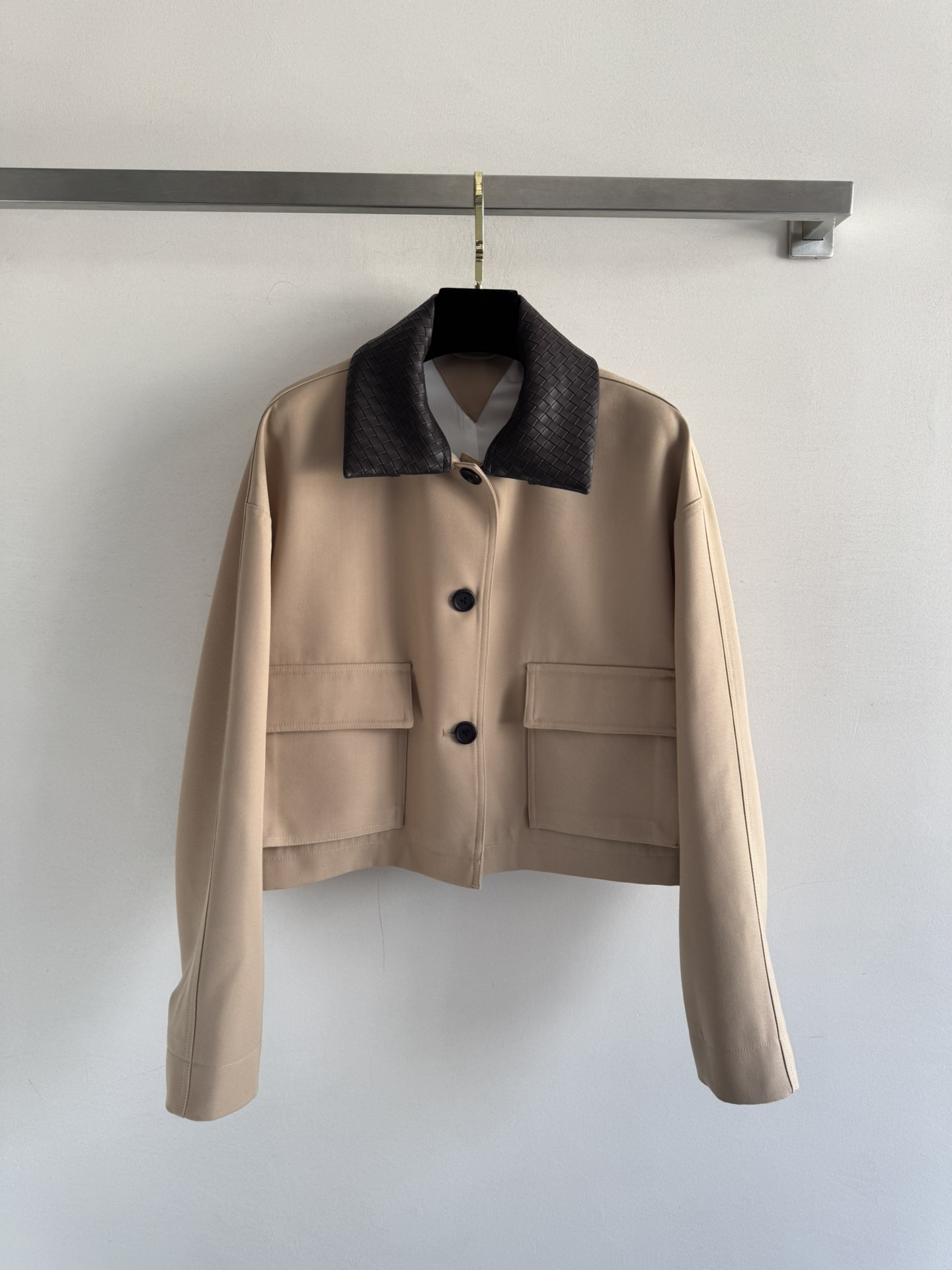 NO:636357,BOTTEG*25FW new woven collar short jacket with removable leather collar. Two-wear design. Customized YB twill cotton windbreaker material. Fine texture. Drop shoulder lapel. Loose micro-A design. Light khaki color braided leather collar. Collision design. Rich layers. Suitable for autumn and winter Maillard Barn style casual wear. Double pocket flap at the hem. Increased capacity is more eye-catching and fashionable. The details highlight the brand style and make the outfit relaxed and fashionable. SML-, Bottega-clothing, bottega  veneta,bottega veneta,jackets & coats,alexander wang19860909BOTTEG*25FW新款编织领短款夹克皮领可脱缷 两穿设计定制YB斜纹全棉风衣材质,质感细腻落肩翻领宽松微A设计,浅卡其配色编制皮革领,碰撞设计层次丰富,适配秋冬美拉德巴恩风休闲穿搭,下摆双口袋翻盖,容量增加更吸睛时髦 细节突出品牌格调,穿搭松弛时髦.SML-,葆蝶家-服装,bottega veneta,bottega veneta,jackets & coats,alexander wang,Women's clothing