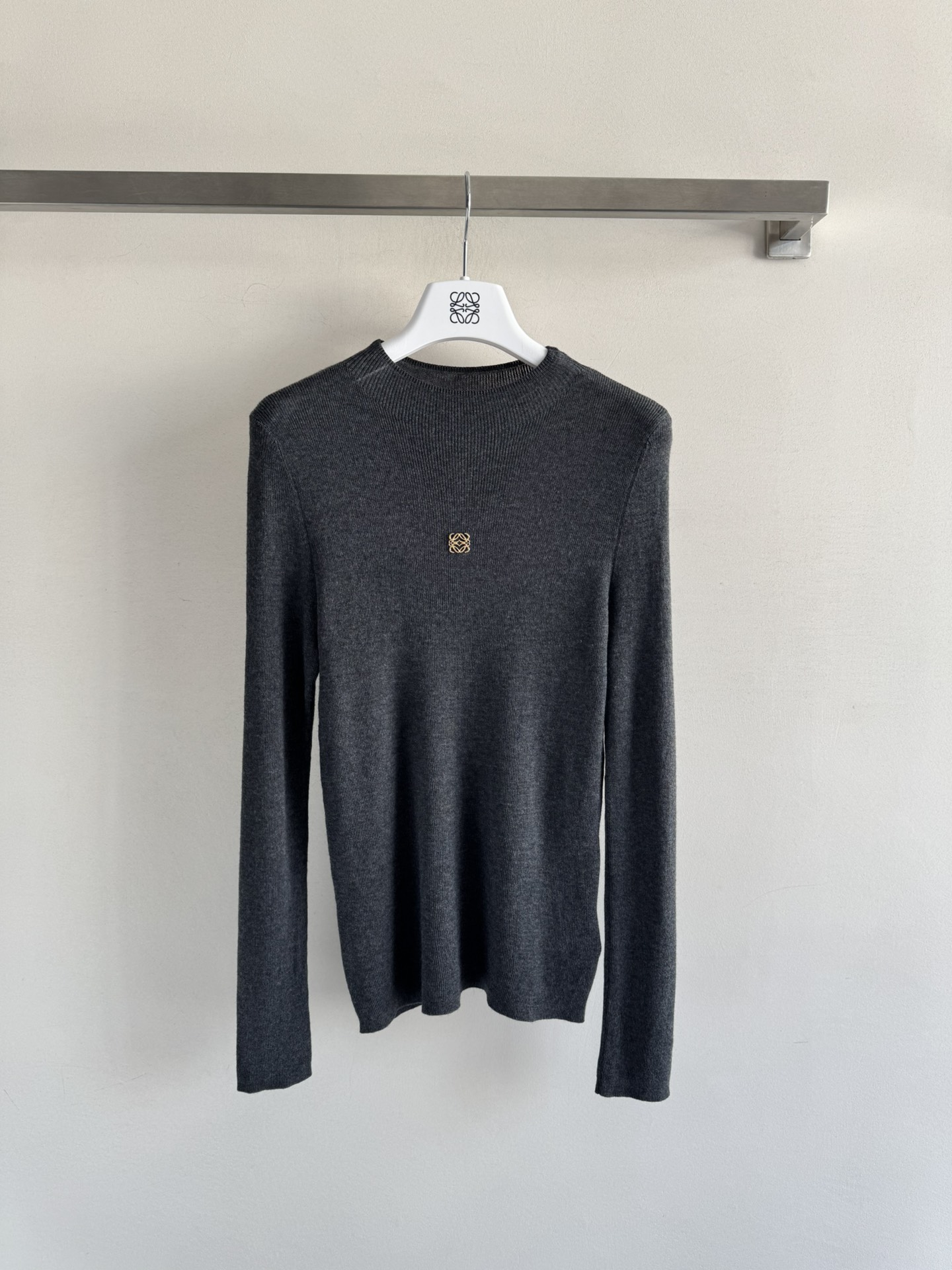 NO:576034,LOEW*25 new autumn and winter wool base layer fabric is soft and delicate. The upper body is very comfortable and has a basic close-fitting version. It is more refined with small logo embellishments. It has a little age-reducing and playful look. It is a three-color SML that you can’t miss whether you wear it as a base or alone. -,, loewe, alexander wang19860909LOEW*25秋冬新款羊毛打底衫面料质地柔软细腻 上身非常舒适基础贴身版型,采用小logo点缀更为精致 带点减龄小心机小俏皮 无论打底或单穿都不能错过的一款三色ＳＭＬ-,,loewe,alexander wang,Women's clothing