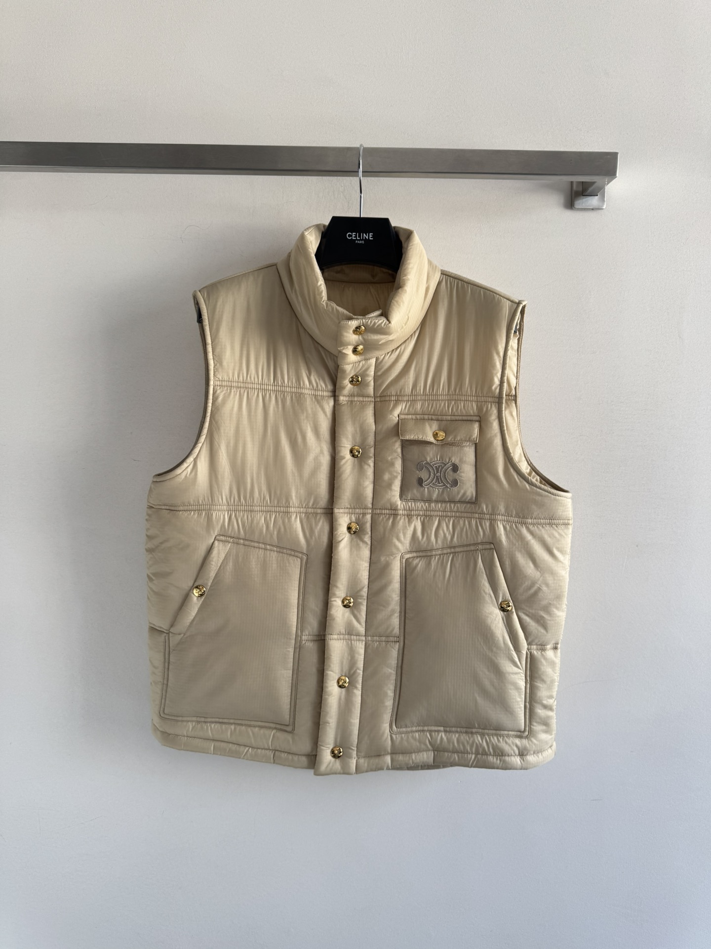 NO:576024,CELIN*25 new autumn and winter new stand collar Arc de Triomphe cotton vest, customized YB windproof and waterproof nylon material, down cotton filling lining, the whole piece is light and warm, diagonal pocket vest version, rectangular embossed, fashionable and stylish, chest flap pocket iconic Arc de Triomphe logo as decoration, low-key luxury, full of western style, first choice for autumn and winter layering, two-color SML,,celine,down jacket,alexander wang19860909CELIN*25秋冬新款立领凯旋门棉服马甲,定制YB防风防水尼龙材质,羽绒棉填充内里,整件轻盈保暖,斜插口袋马甲版型,长方格压纹,时尚有型,胸前翻盖口袋标志性凯旋门徽标作为装饰,低调奢华,穿搭洋气十足,秋冬叠穿首选,两色SML,,celine,down jacket,alexander wang,Women's clothing