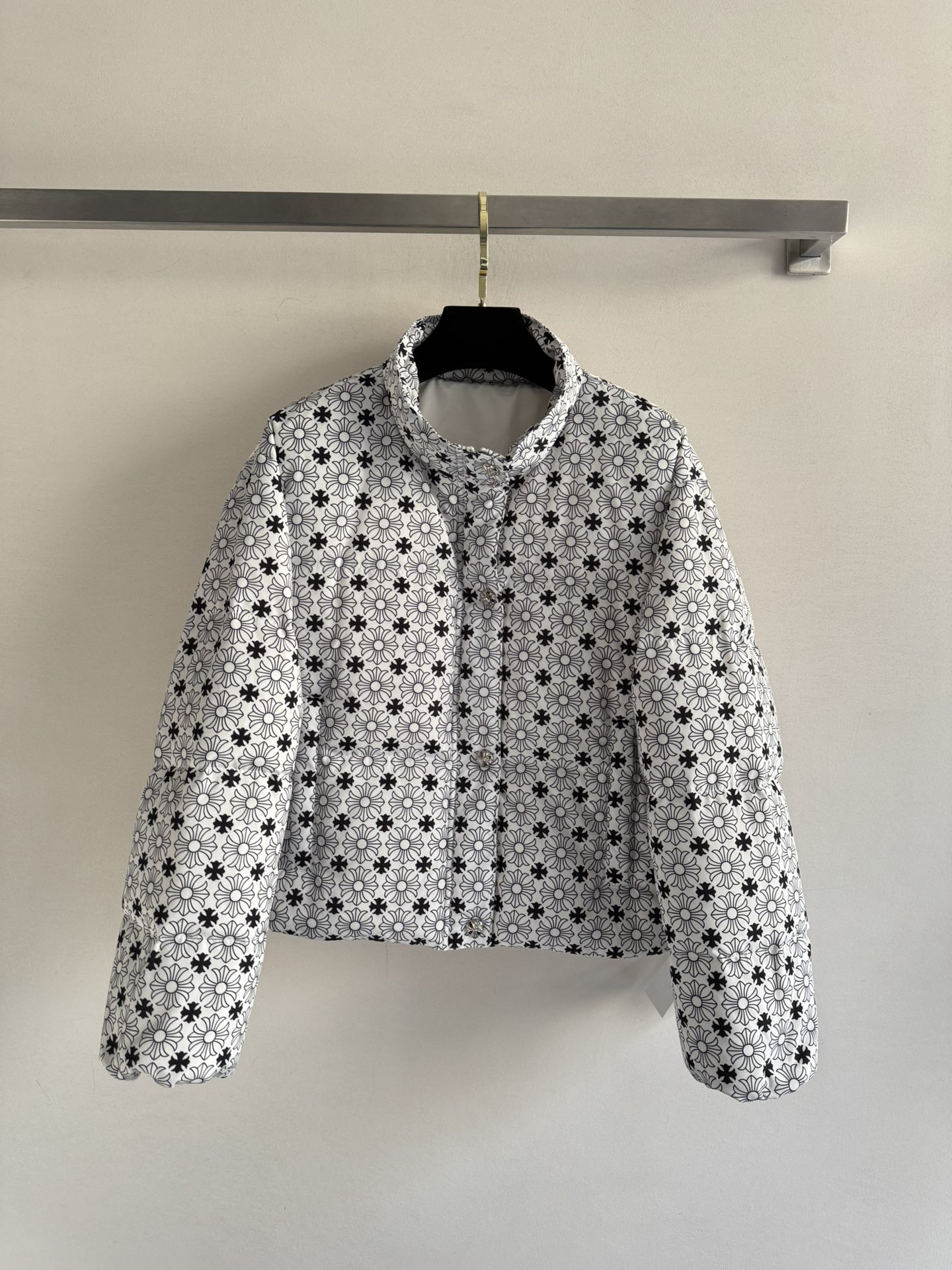 NO:576028,Comes with dust bag Chrome Heart* Chrome Heart 25 new autumn and winter down jacket, classic jacquard logo design, stand-up collar, windproof and warm, highlights the brand style, zipper snap decoration makes it easier to wear, the first choice for cold and windproof layering, 90 white duck down, simply a wardrobe must-have, two-color SML-,,chrome hearts,chrome hearts,down jacket,alexander wang19860909配防尘袋Chrome Heart*克罗心25秋冬新款羽绒服,经典提花logo设计 立领防风保暖 彰显品牌格调拉链按扣装饰更便捷穿搭 御寒防风叠穿首选 90白鸭绒 简直衣橱必备 两色SML-,,chrome hearts,chrome hearts,down jacket,alexander wang,Women's clothing