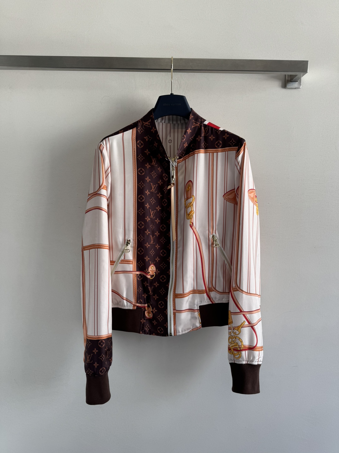 NO:576166,LouisVuitto's latest GraceCoddingtonXFightMode joint series MONOGRAM chain positioning printed jacket!  Reversible design!  Double-sided printing is high-end, fashionable and trendy!  The dark pattern jacquard is paired with a restrained atmosphere!  The classic version is versatile and not picky. Pair it with a set of skirts to show your temperament, fashion and high-end, French elegance and relaxation. SMLXL, Louis Vuitton, skirts, jackets & coats, jackets & coats, alexander wang19860909LouisVuitto*新款GraceCoddingtonXFightMode联名系列MONOGRAM链条定位印花夹克外套！双面可穿设计！双面印花高级时髦又拉风！暗纹提花搭配内敛大气！经典版型百搭不挑人.搭配系列半裙一套上身显气质时尚又高级,法式优雅松弛感SMLXL,,louis vuitton,skirts,jackets & coats,jackets & coats,alexander wang,Women's clothing