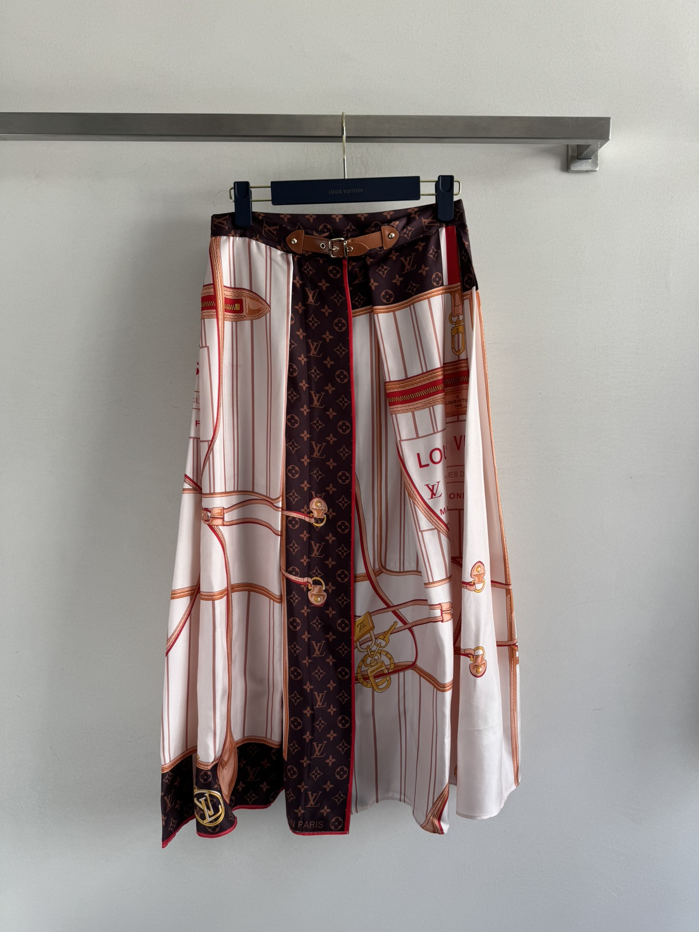 NO:689145,LouisVuitto's latest GraceCoddingtonXFightMode joint series MONOGRAM chain positioning printed long skirt!  Customized leather buckle design, light and smooth fabric, high waist A-line pleated skirt. Positioned printing is high-end, fashionable and stylish!  The version is versatile and not picky. It is recommended to match it with a series of jackets. A set of upper body looks noble and elegant, and the French romance is full of relaxation. SMLXL, Louis Vuitton-clothing, louis vuitton, louis vuitton, loro piana, skirts, jackets & coats,19860909LouisVuitto*新款GraceCoddingtonXFightMode联名系列MONOGRAM链条定位印花长半裙！定制皮扣设计,面料轻盈柔滑,高腰A字压褶裙摆.定位印花高级时髦又拉风！版型百搭不挑人.推荐搭配系列外套,一套上身显高贵优雅,法式浪漫松弛感十足SMLXL,路易威登-服装,louis vuitton,louis vuitton,loro piana,skirts,jackets & coats,,Women's clothing